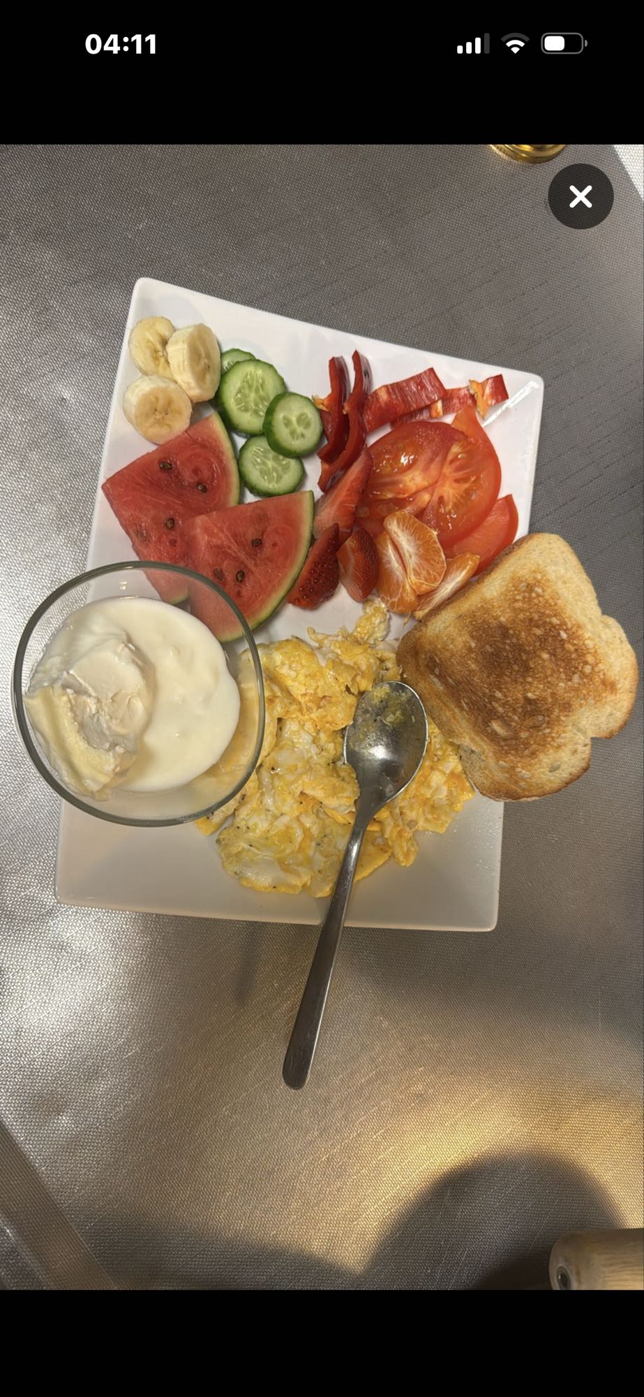 Färgglad frukosttallrik