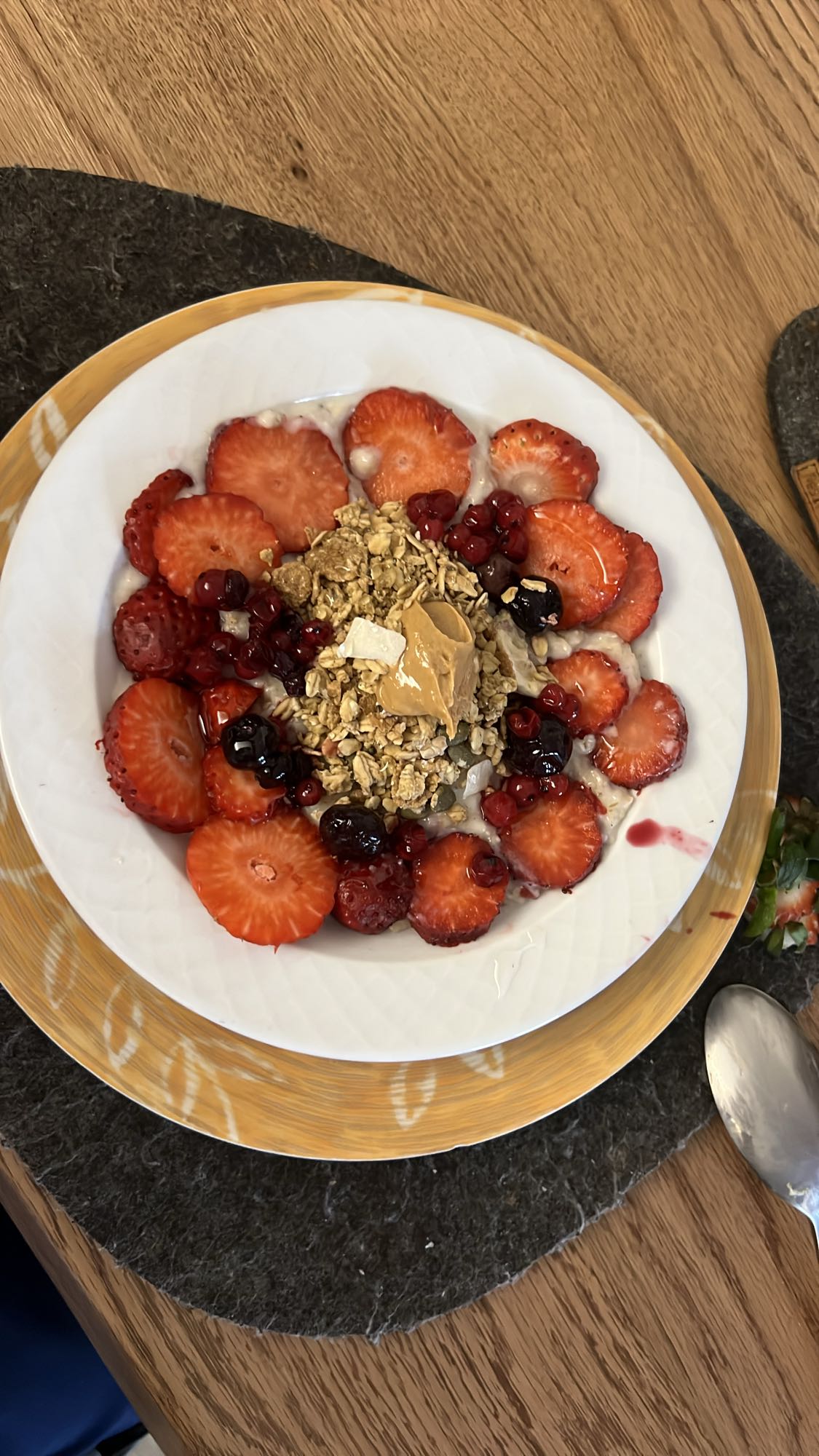 Müsli mit Beeren & Erdnussbutter