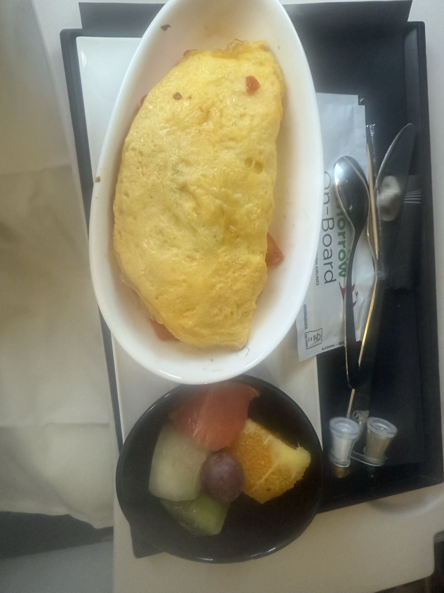 Omlet ve meyve tabağı