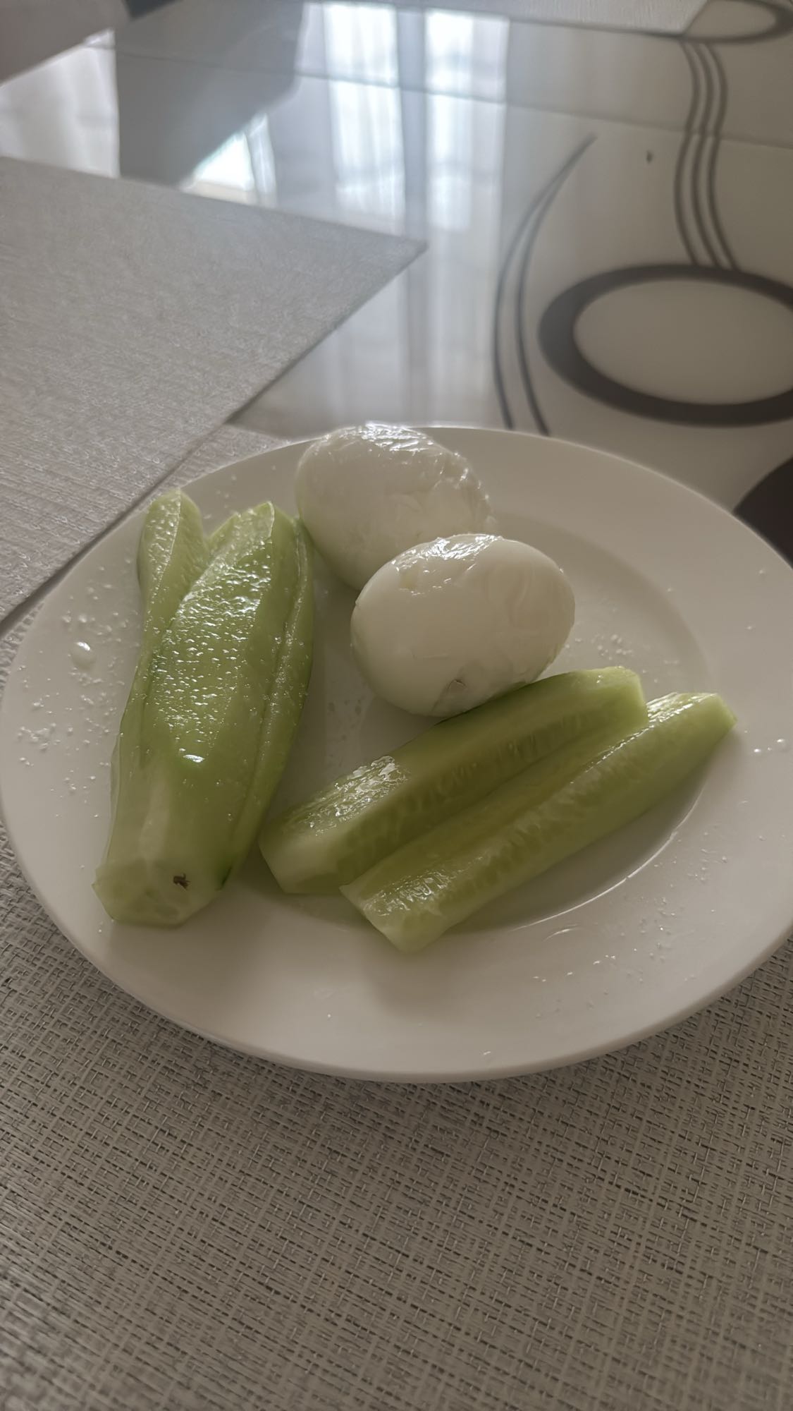 Ouă fierte cu castraveți