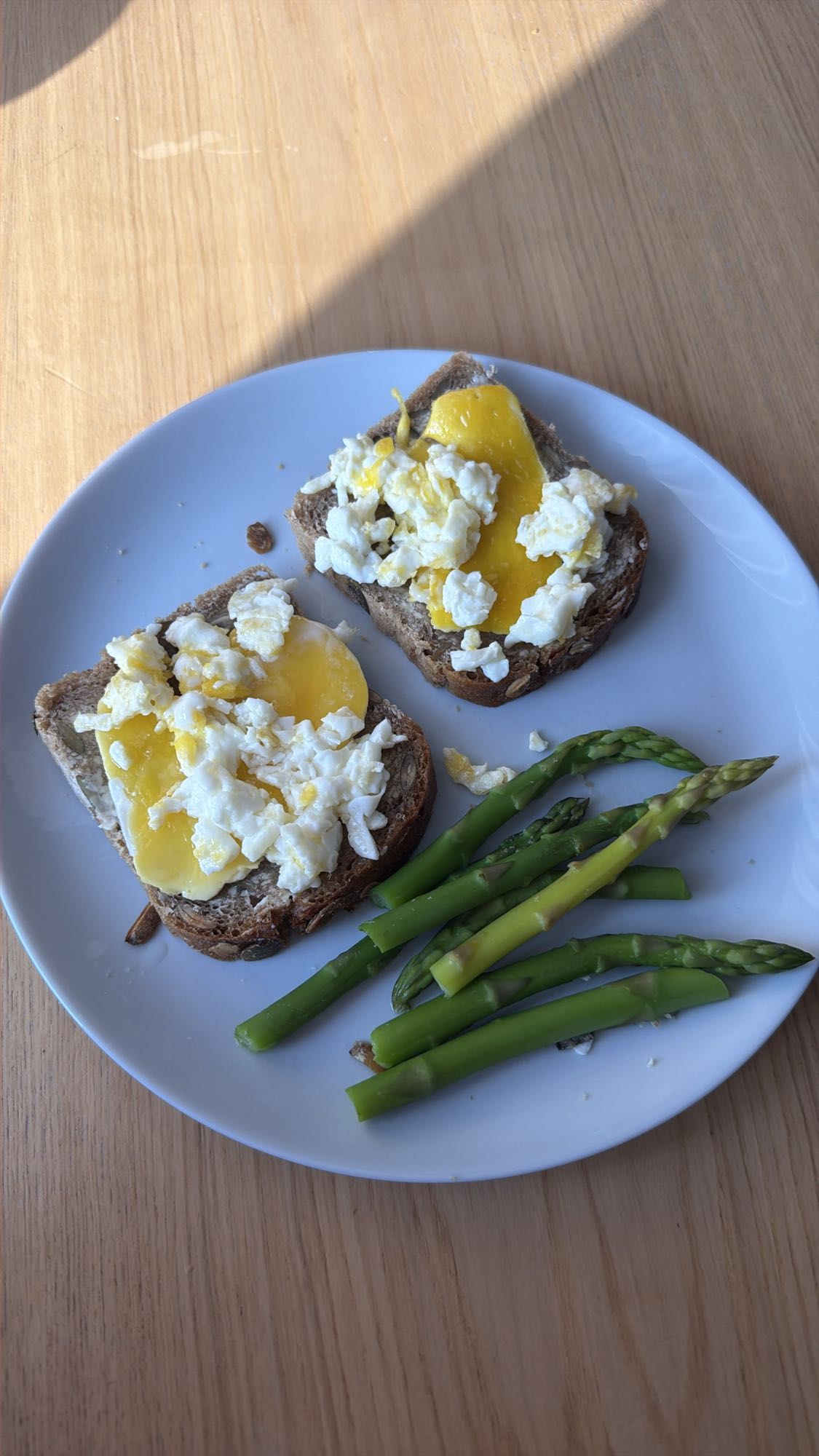Jajka na chlebie z szparagami