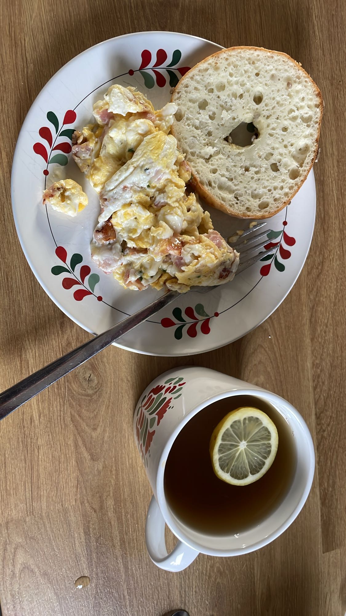 Jajecznica z bułką i herbatą