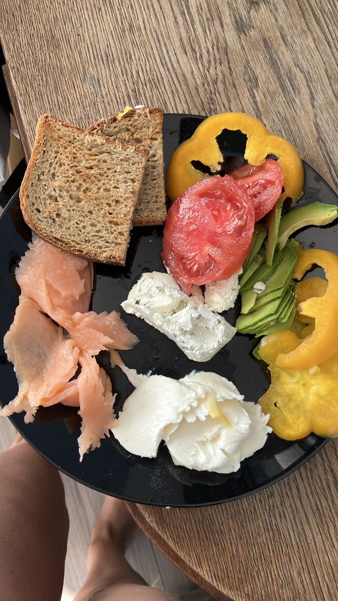 Talerz śniadaniowy z łososiem