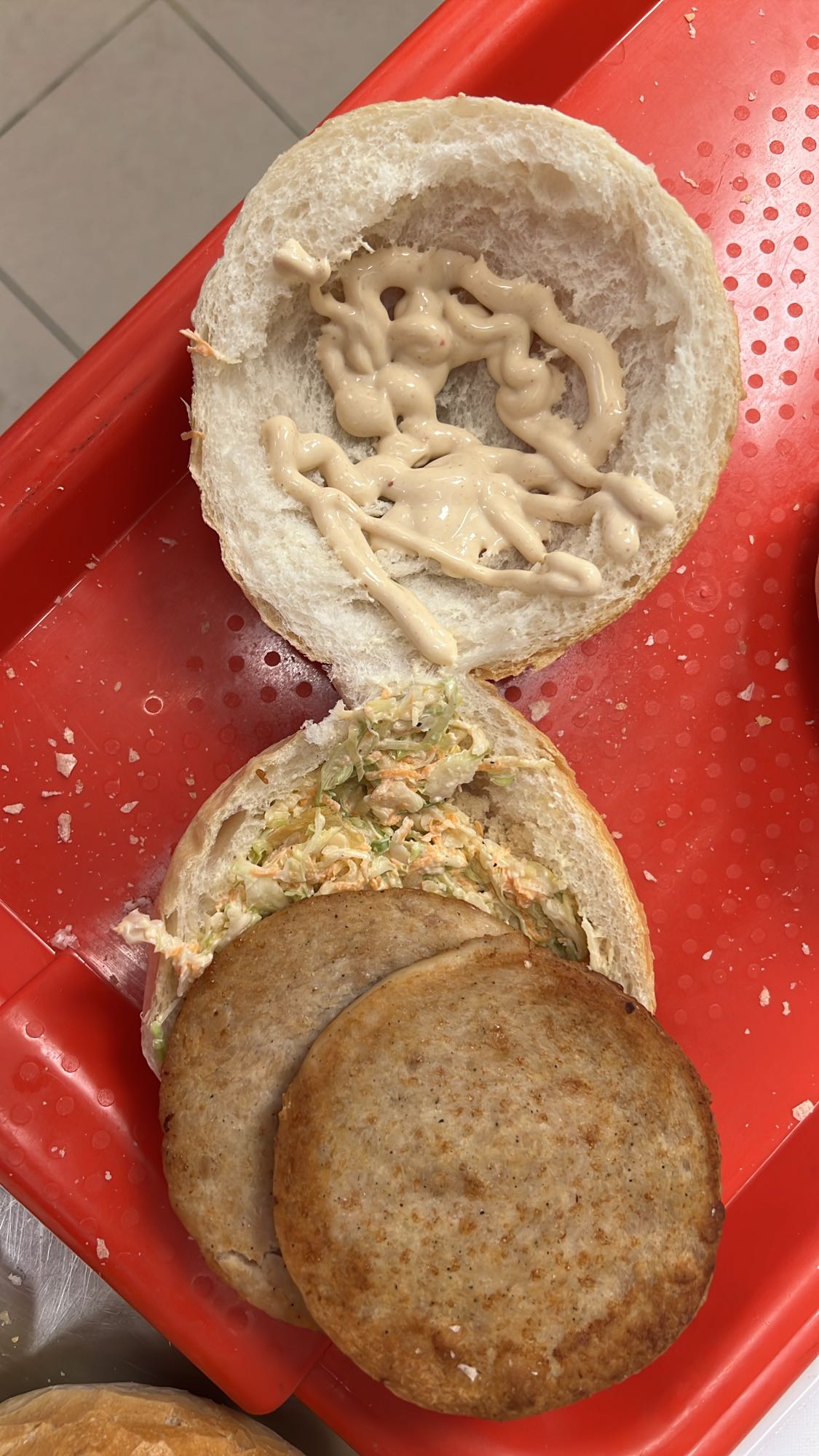 Sandviș cu chiftele și salată