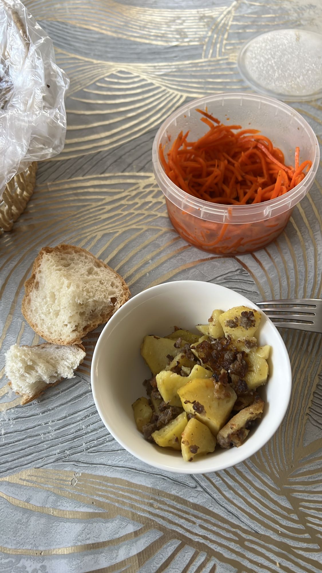 Картофель с мясом и салат