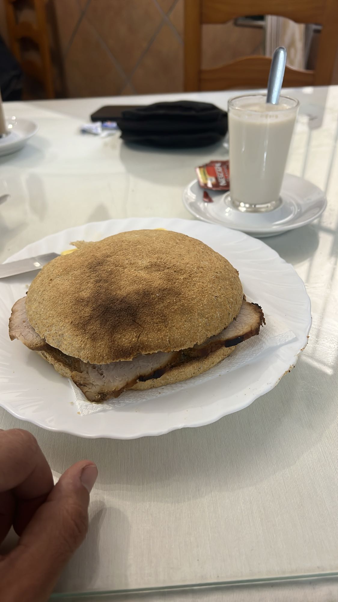 Bocadillo de cerdo y leche