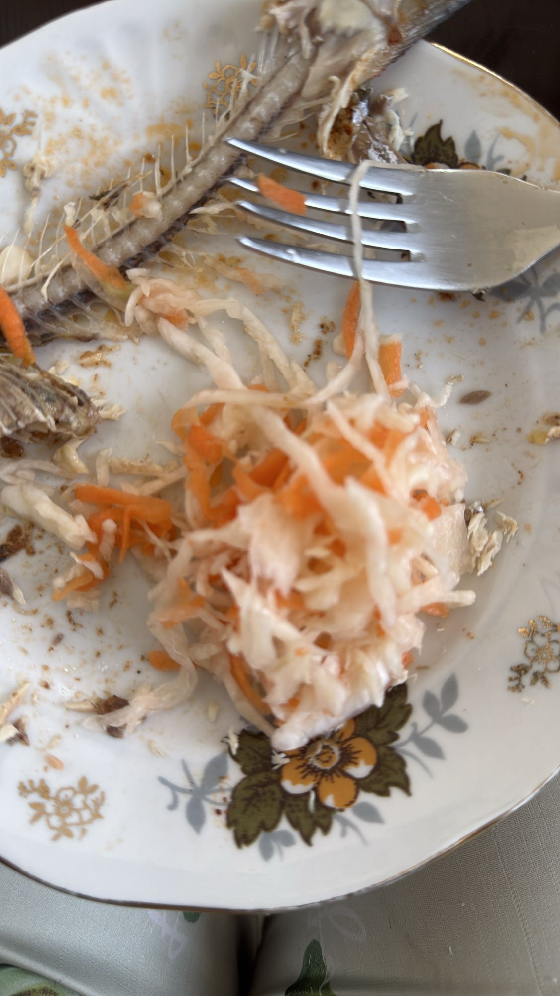 рыба с салатом из капусты