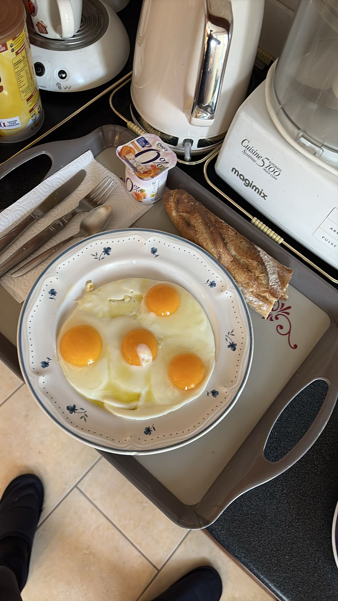 Petit-déjeuner œufs et pain