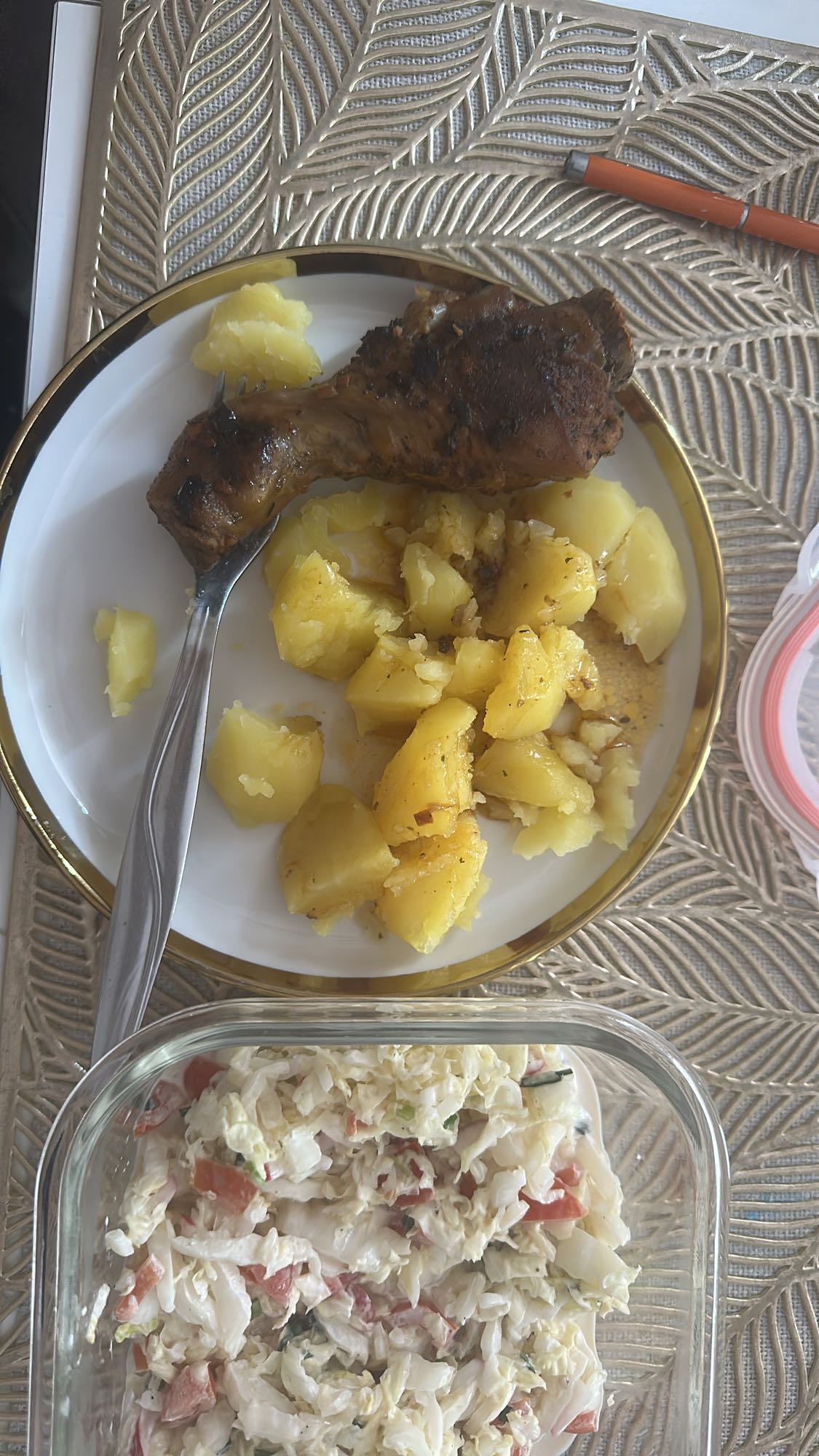 Udko z ziemniakami i surówką