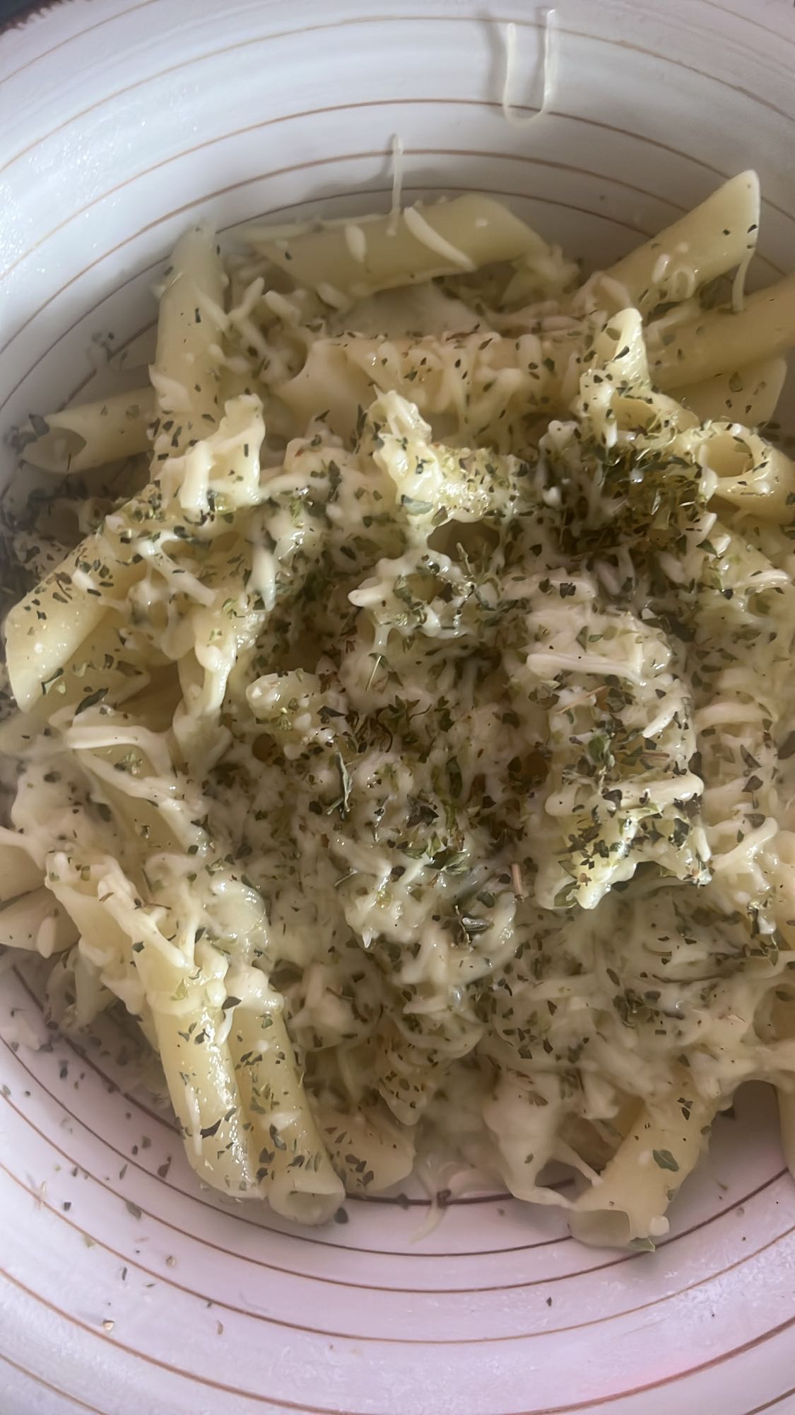 pasta con queso y hierbas