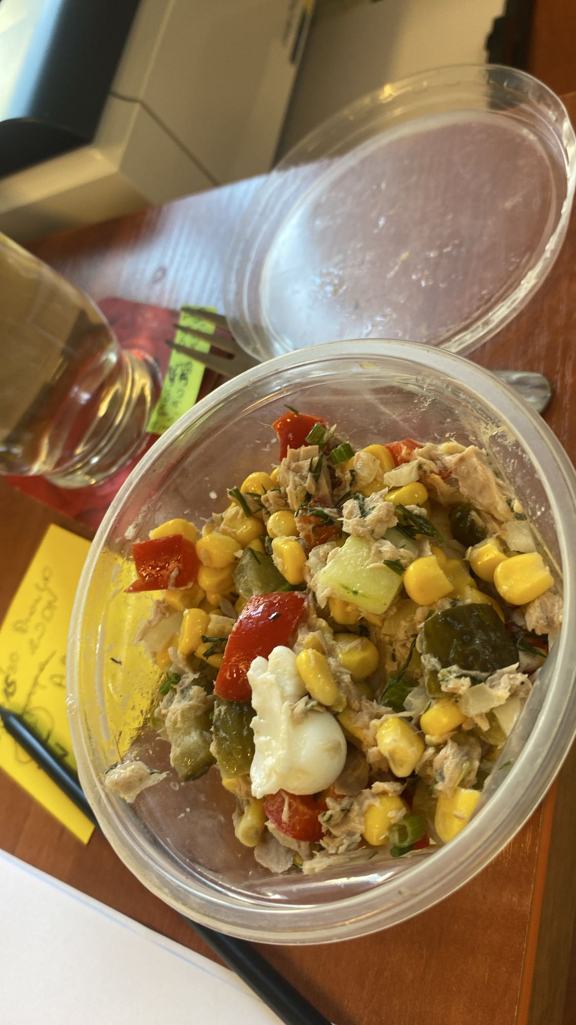 Sałatka z tuńczykiem i kukurydzą