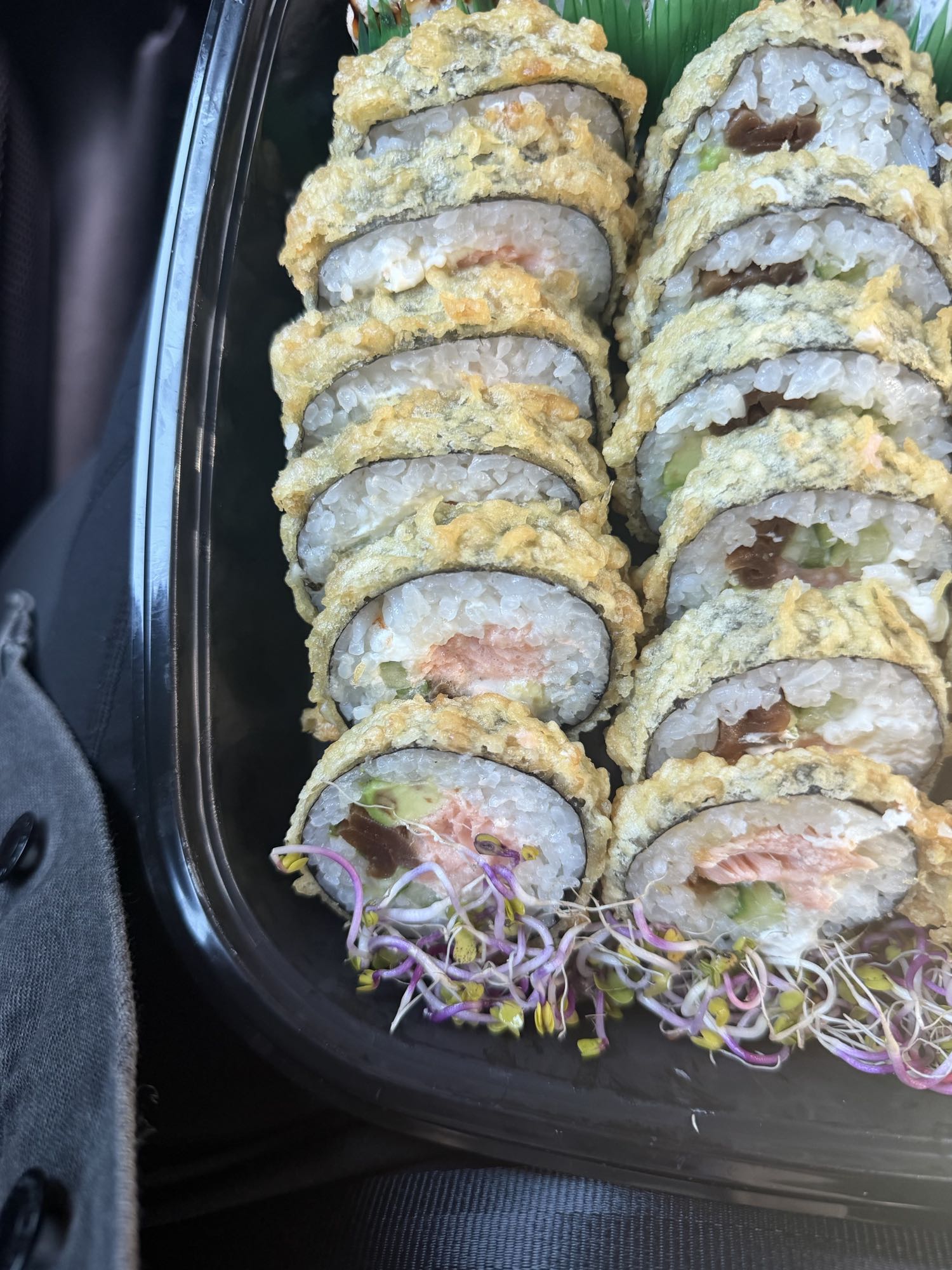 Tempura sushi z łososiem