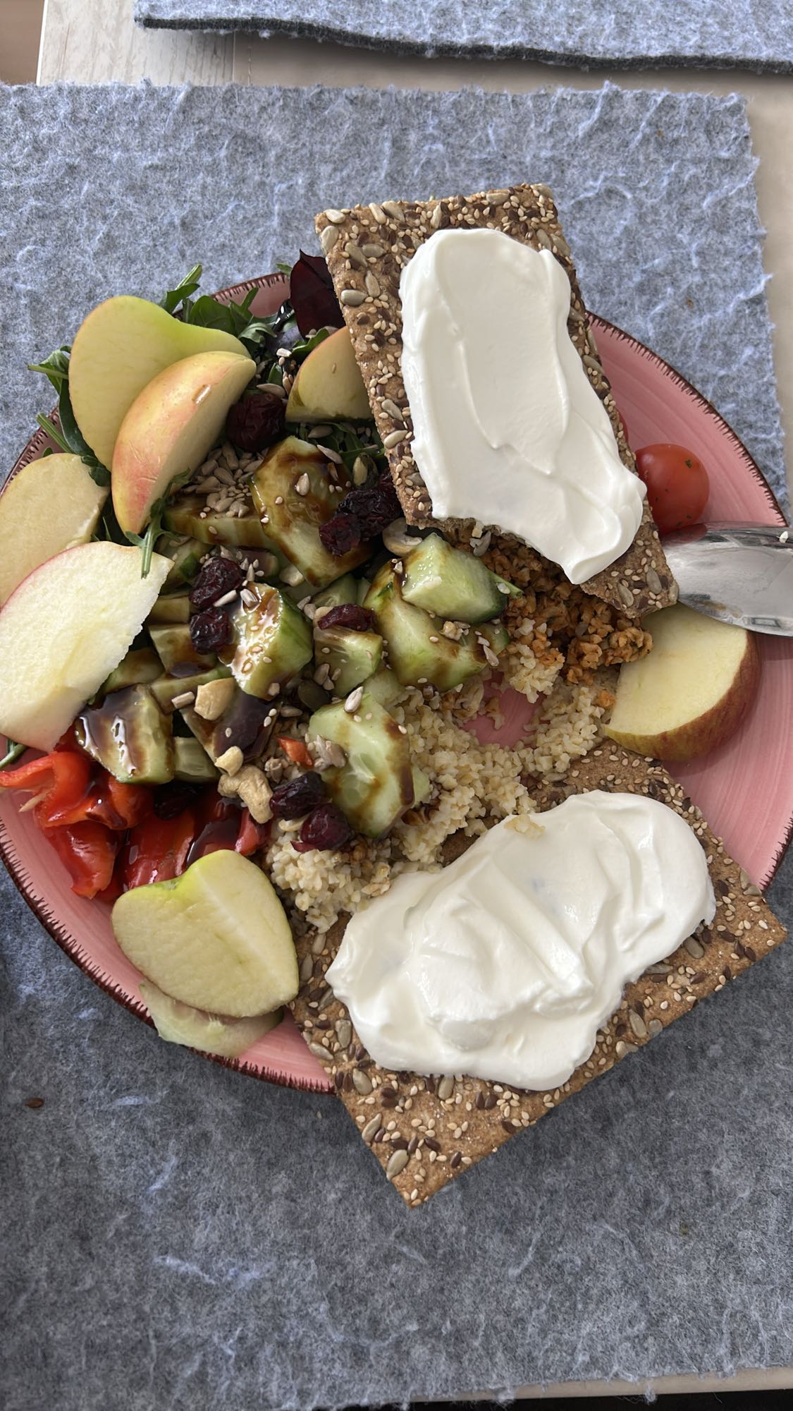 ensalada con pan crujiente