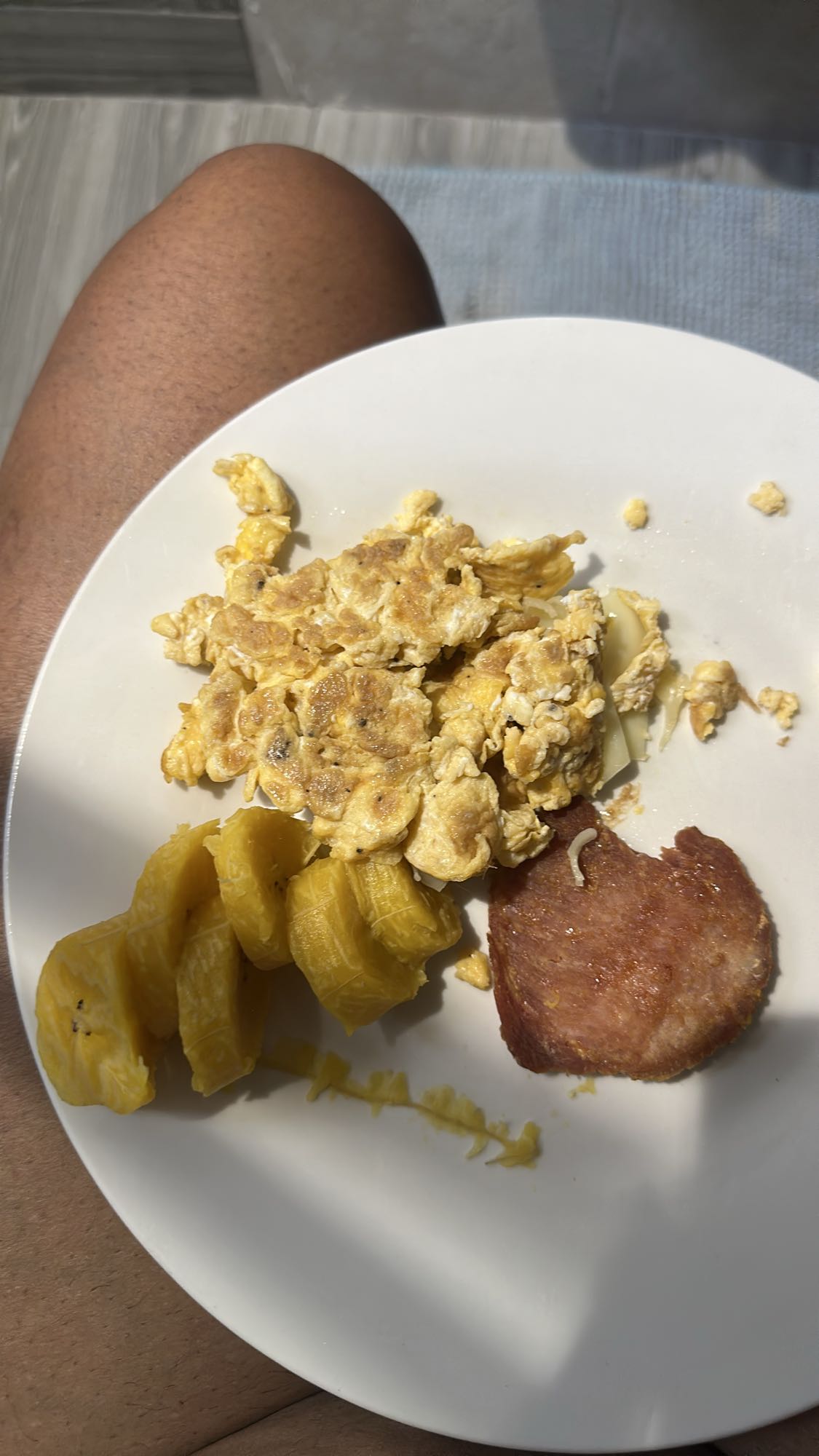 Desayuno con huevo y plátano