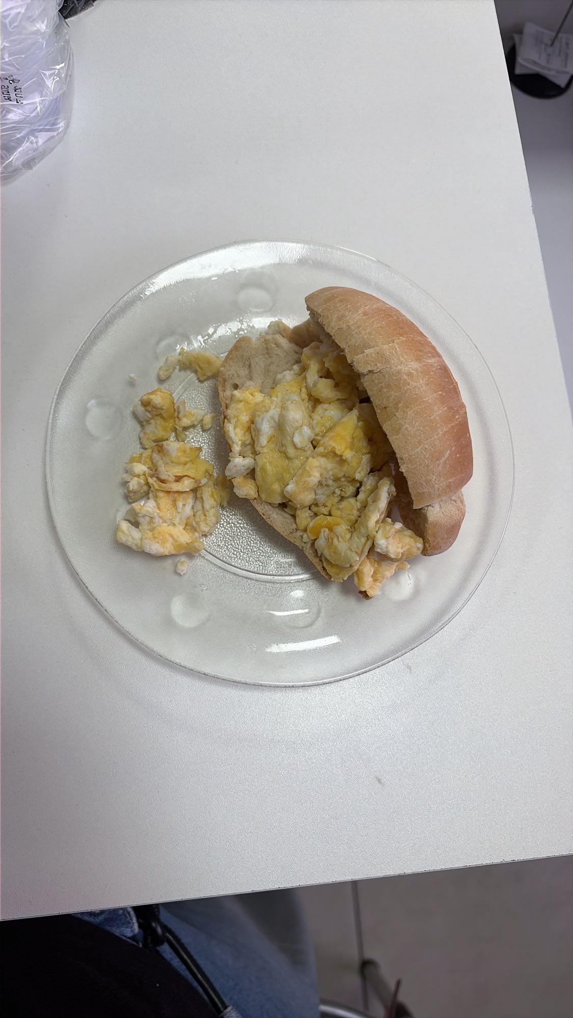 Pão com ovos mexidos