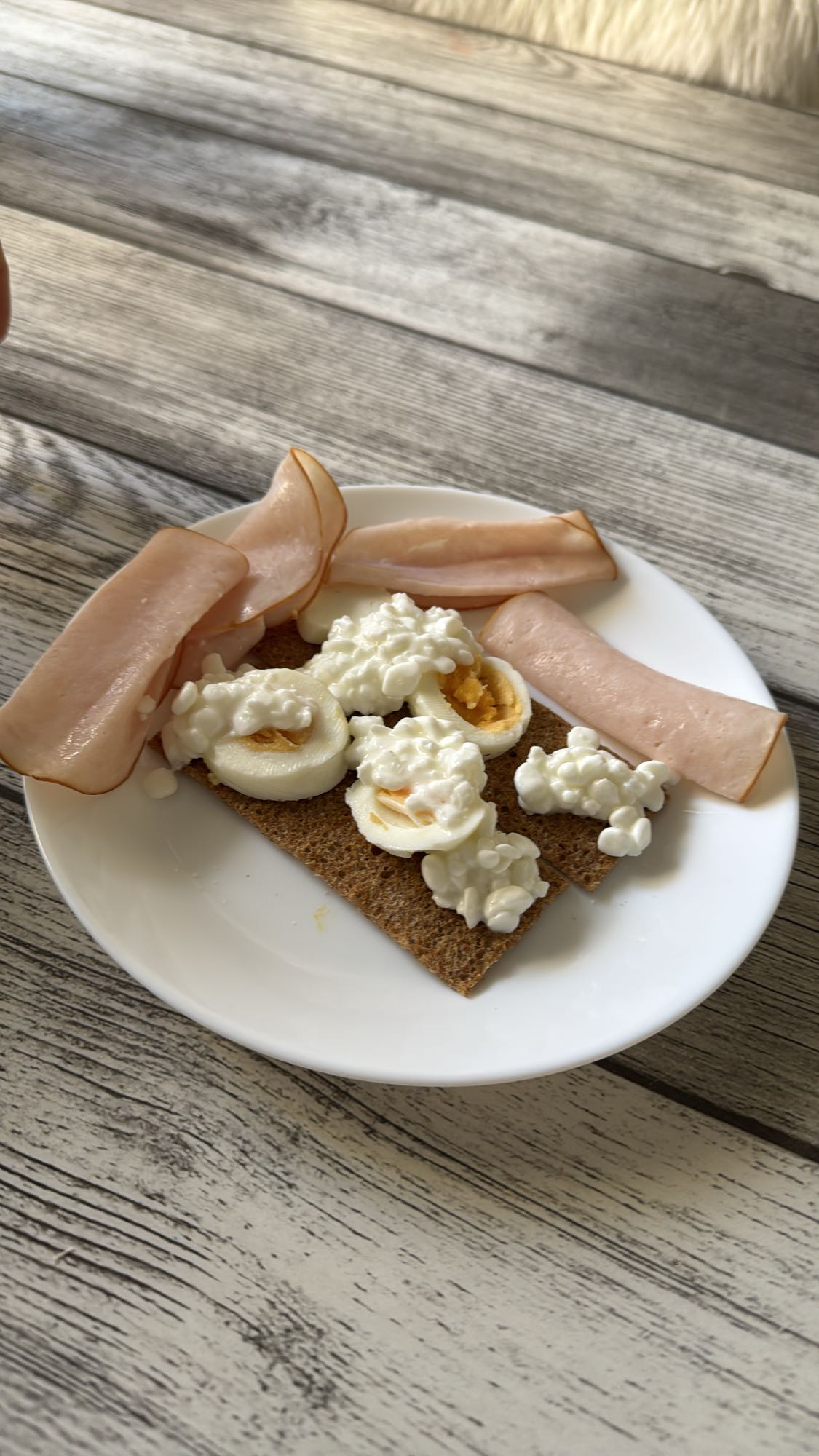 Knäckebröd med ägg och kalkon