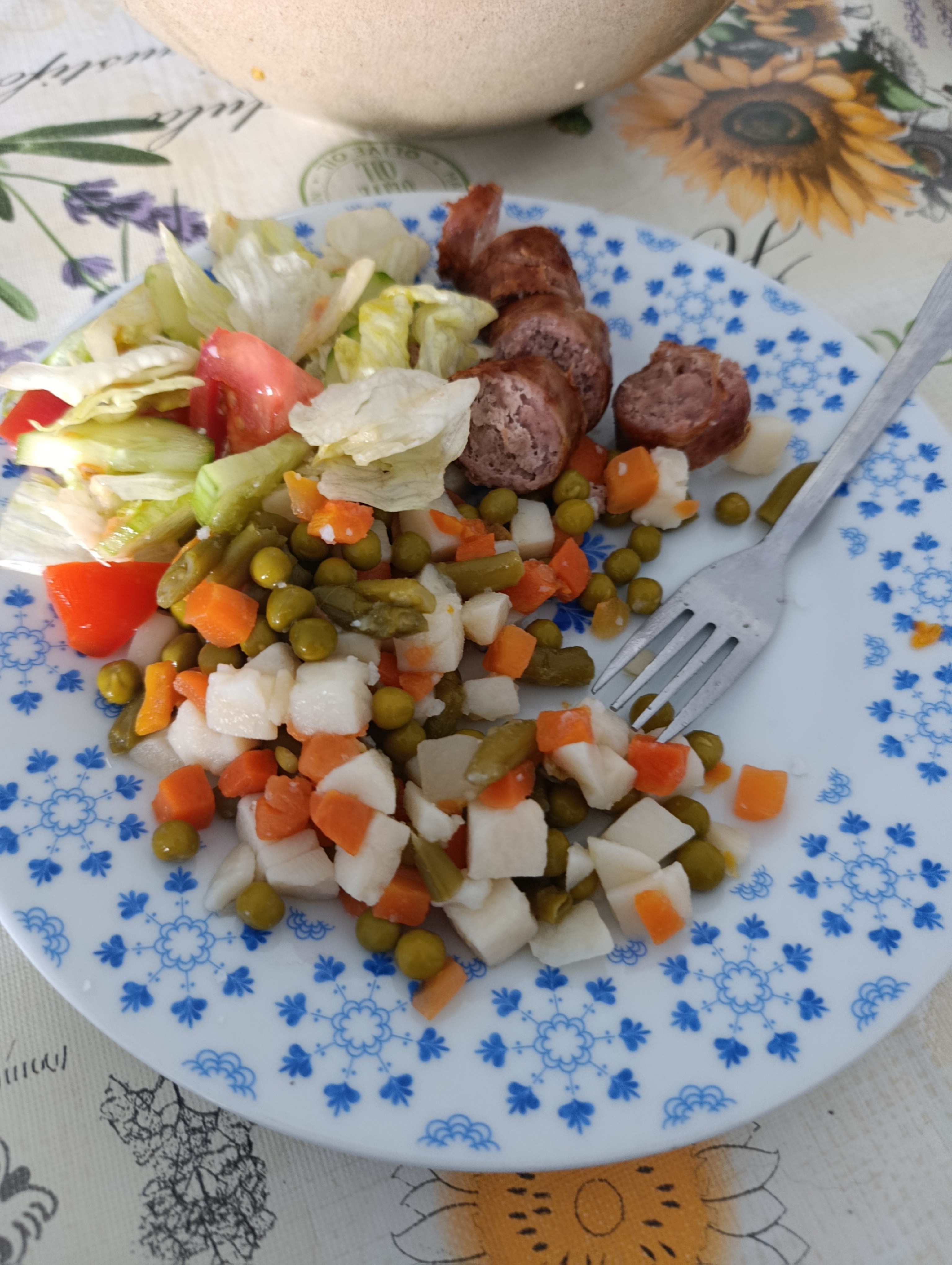 Ensalada y salchicha