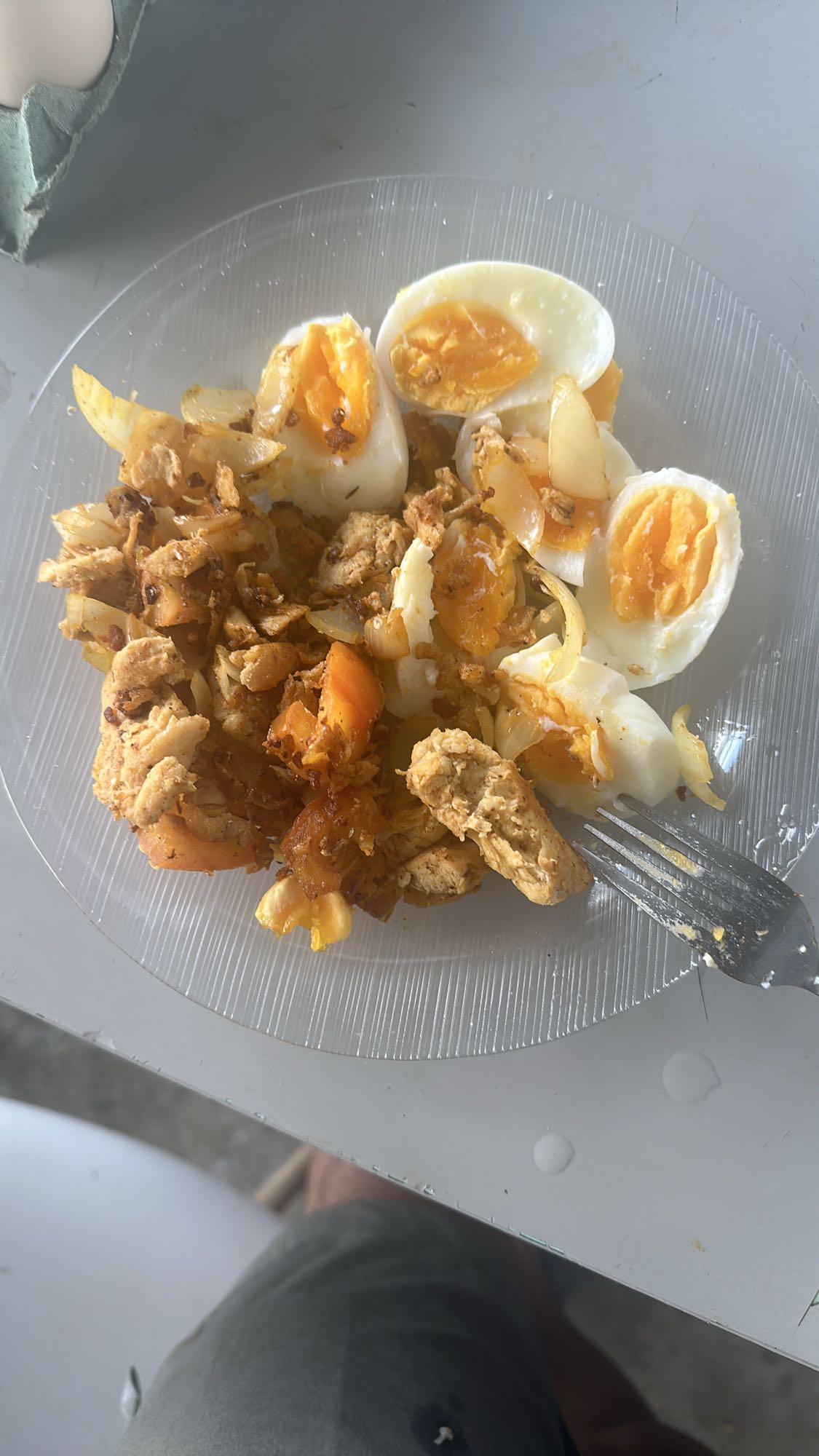 Frango com ovos cozidos