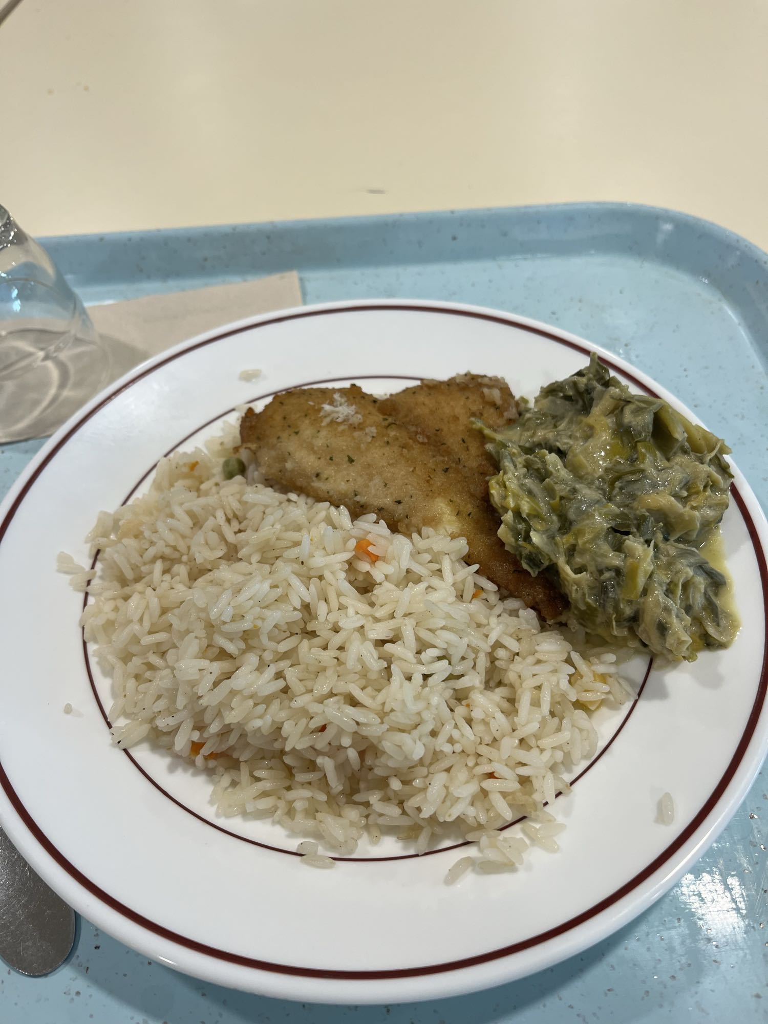 Riz, poisson pané, légumes