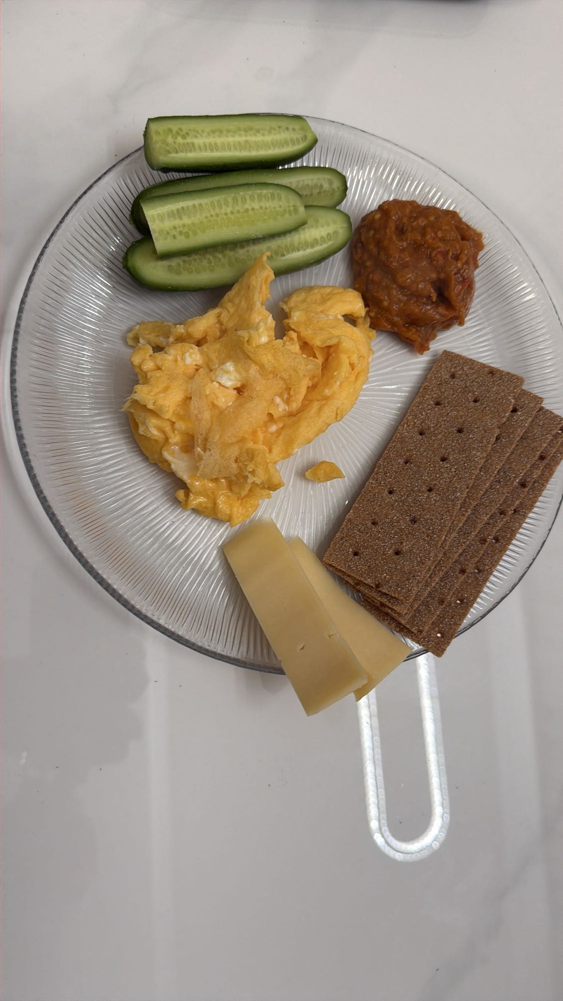 Завтрак с яйцом и хлебцами