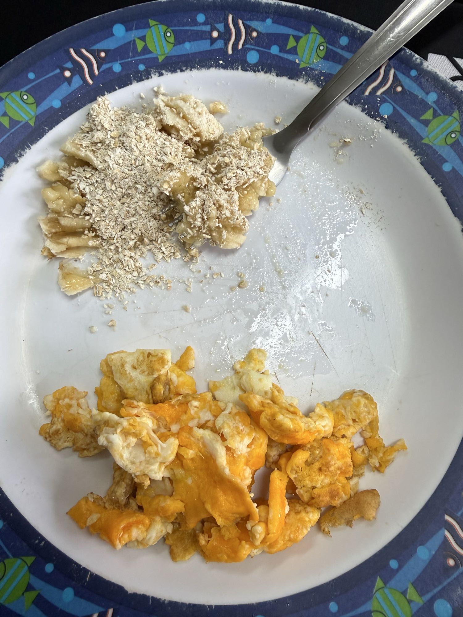 Ovos mexidos e banana aveia