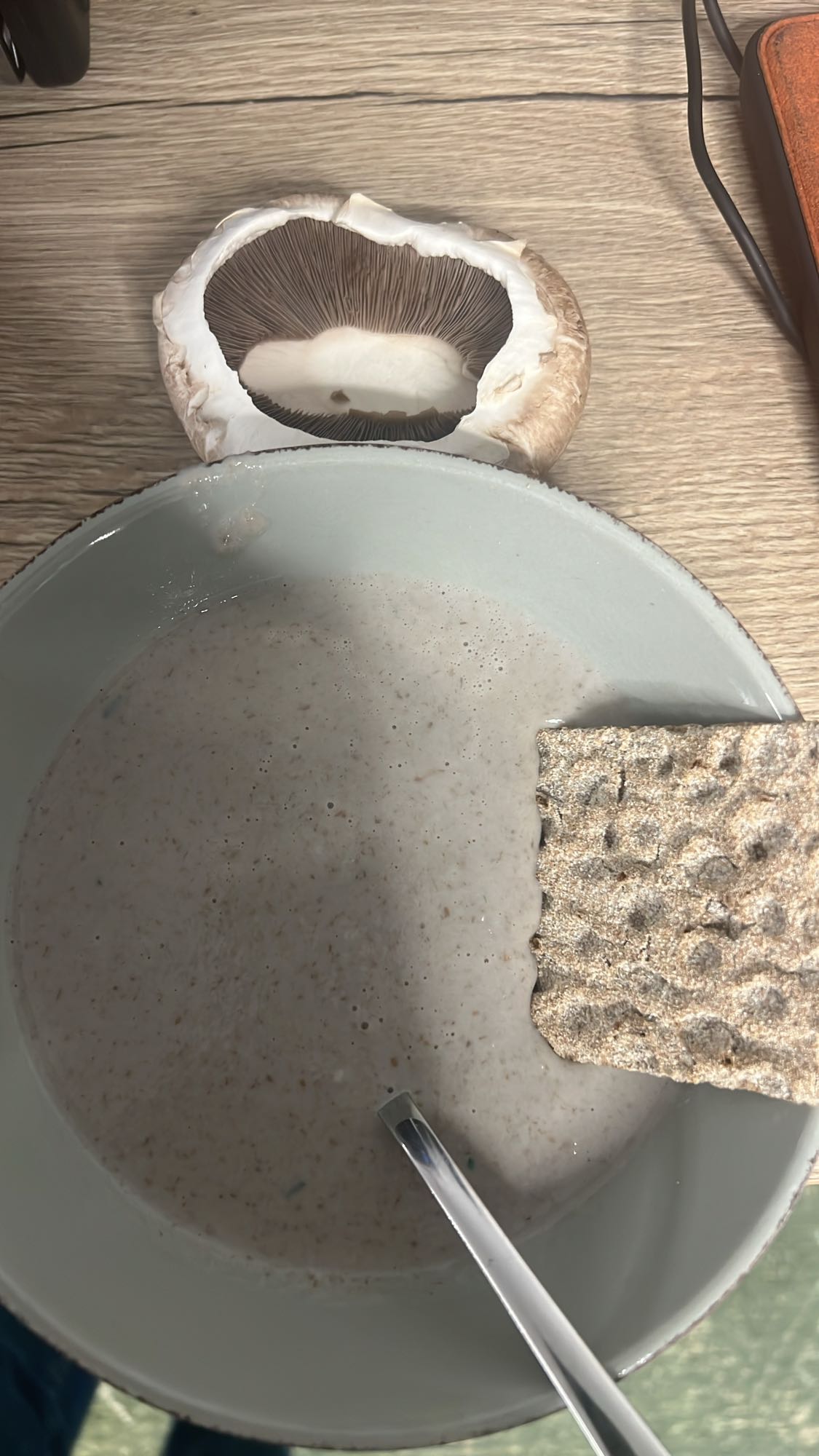 Supă cremă de ciuperci cu crackers