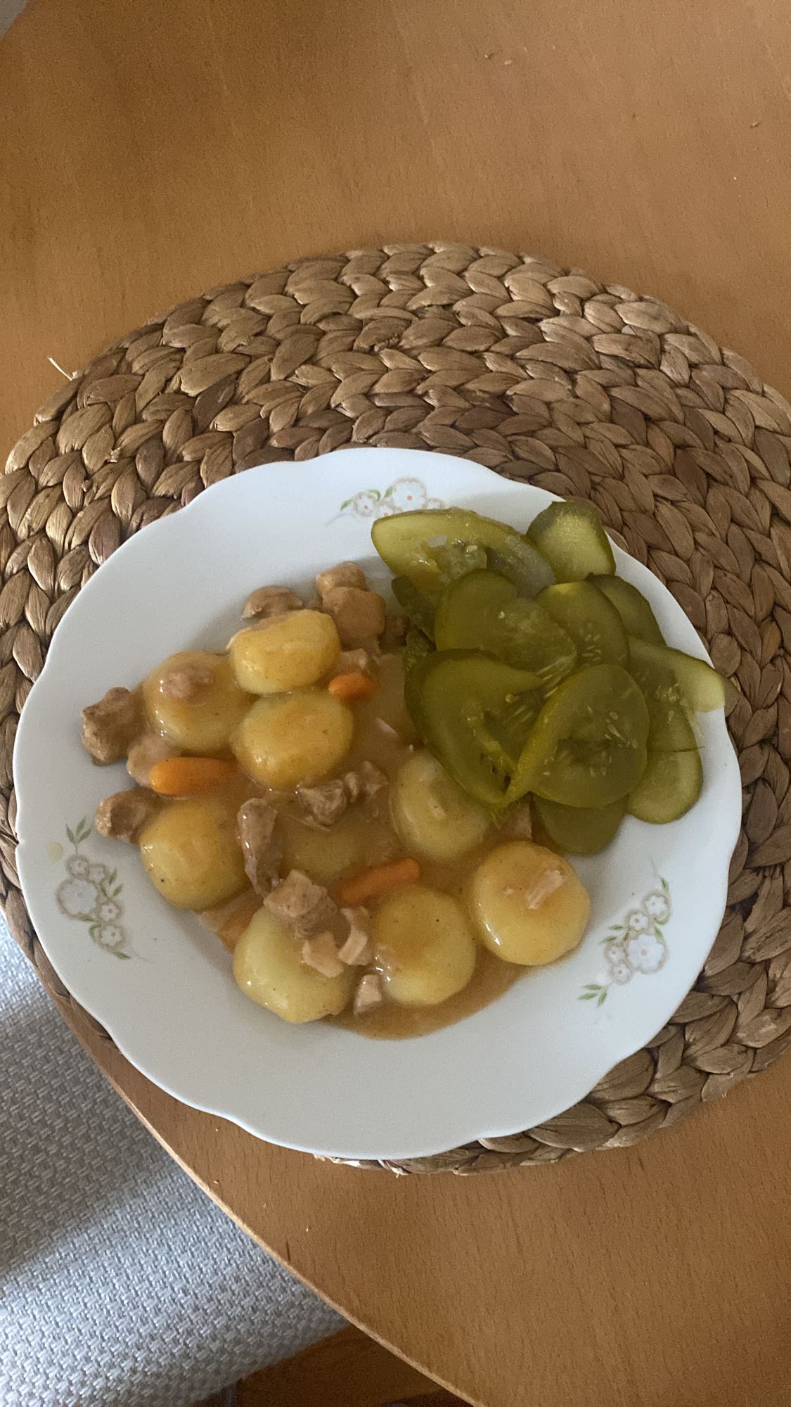 kluski z mięsem i ogórkiem