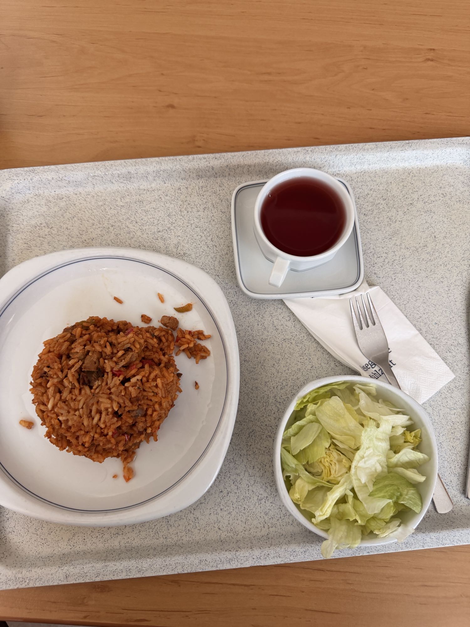 Pilav, salata ve çay