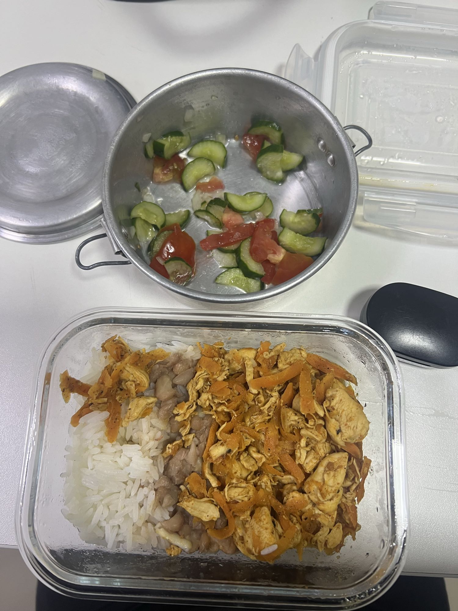 Frango, arroz, feijão e salada