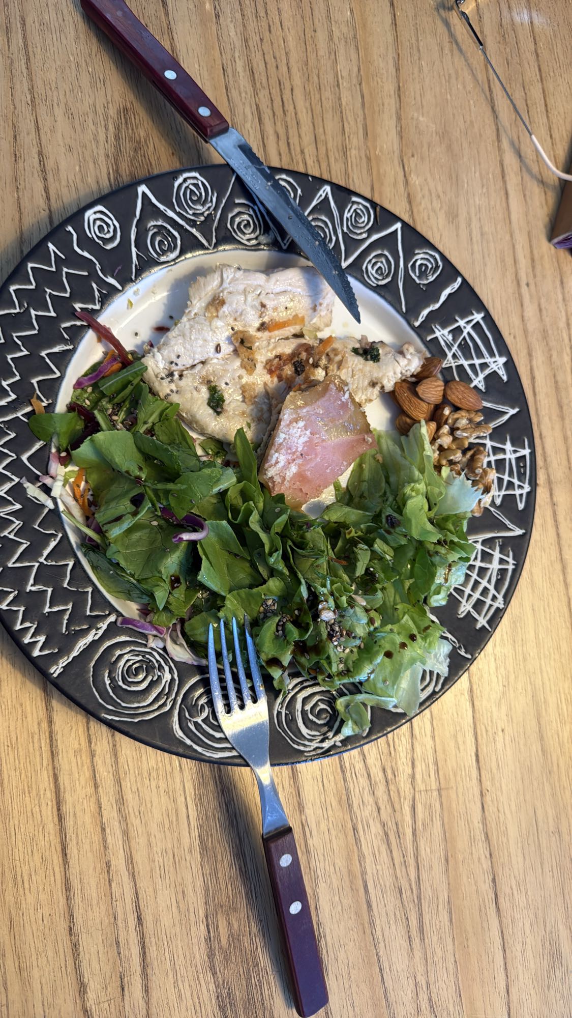 Pollo con ensalada y nueces