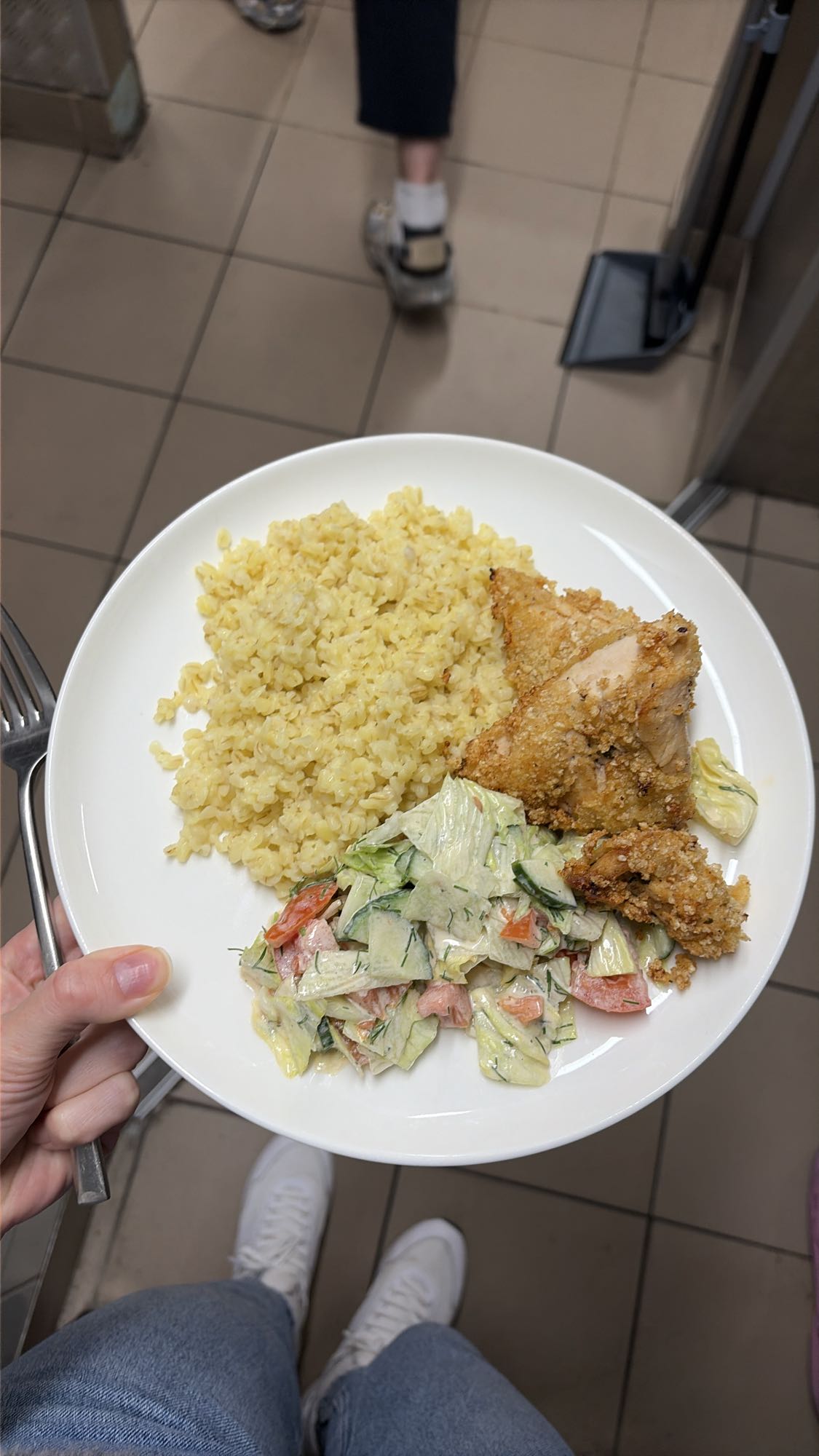 Курица с булгуром и салатом
