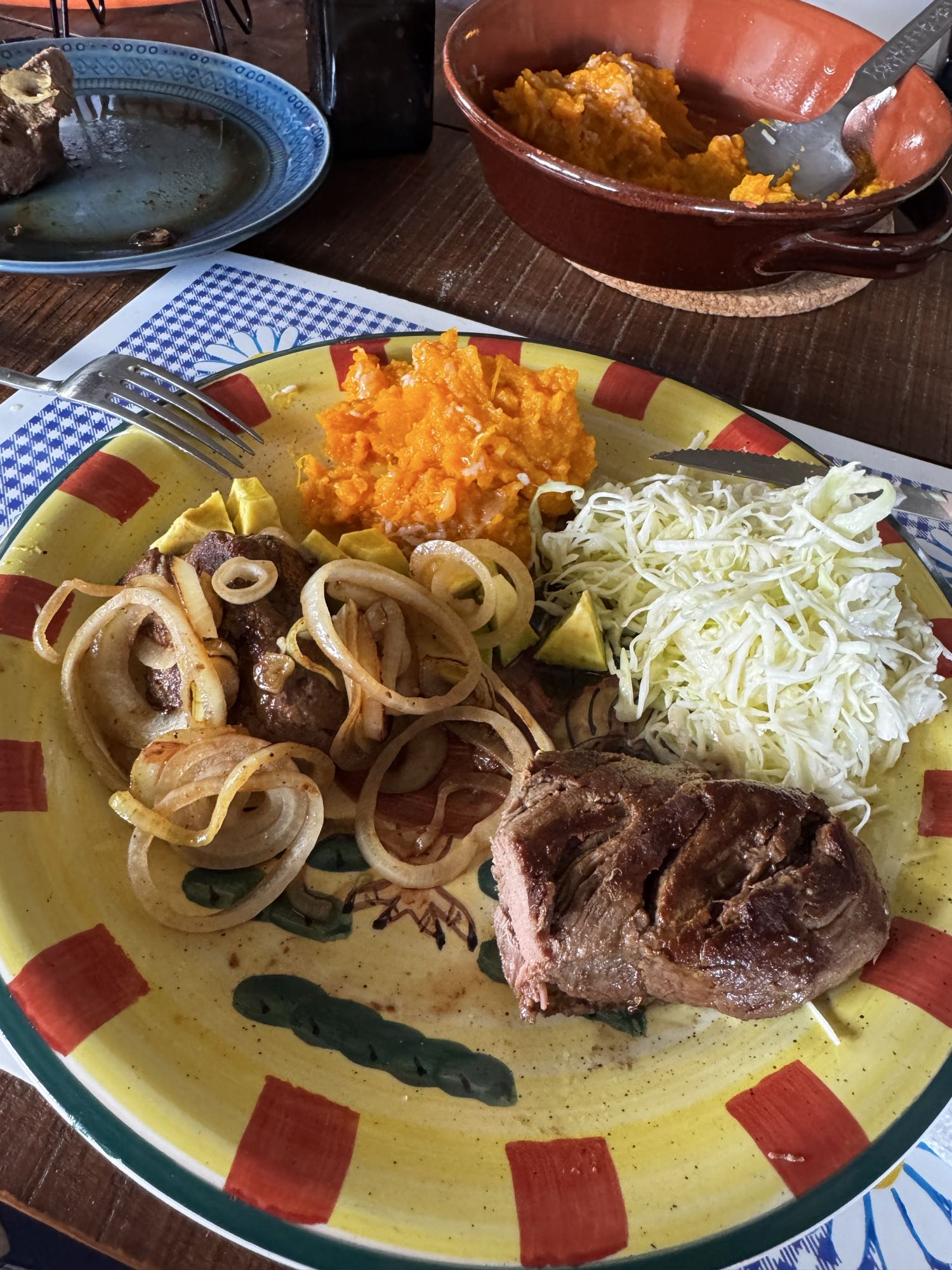 Carne con puré y ensalada