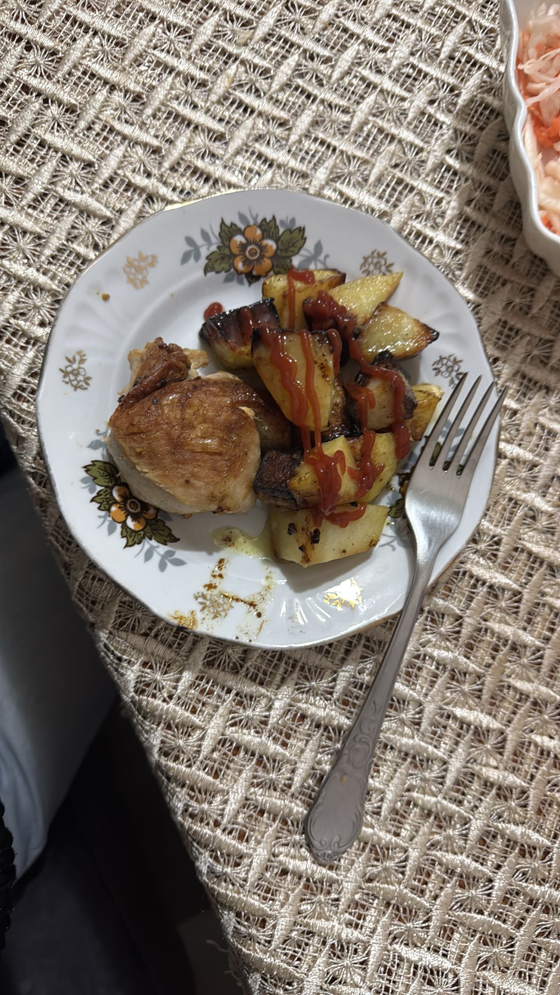 Курица с картофелем и кетчупом