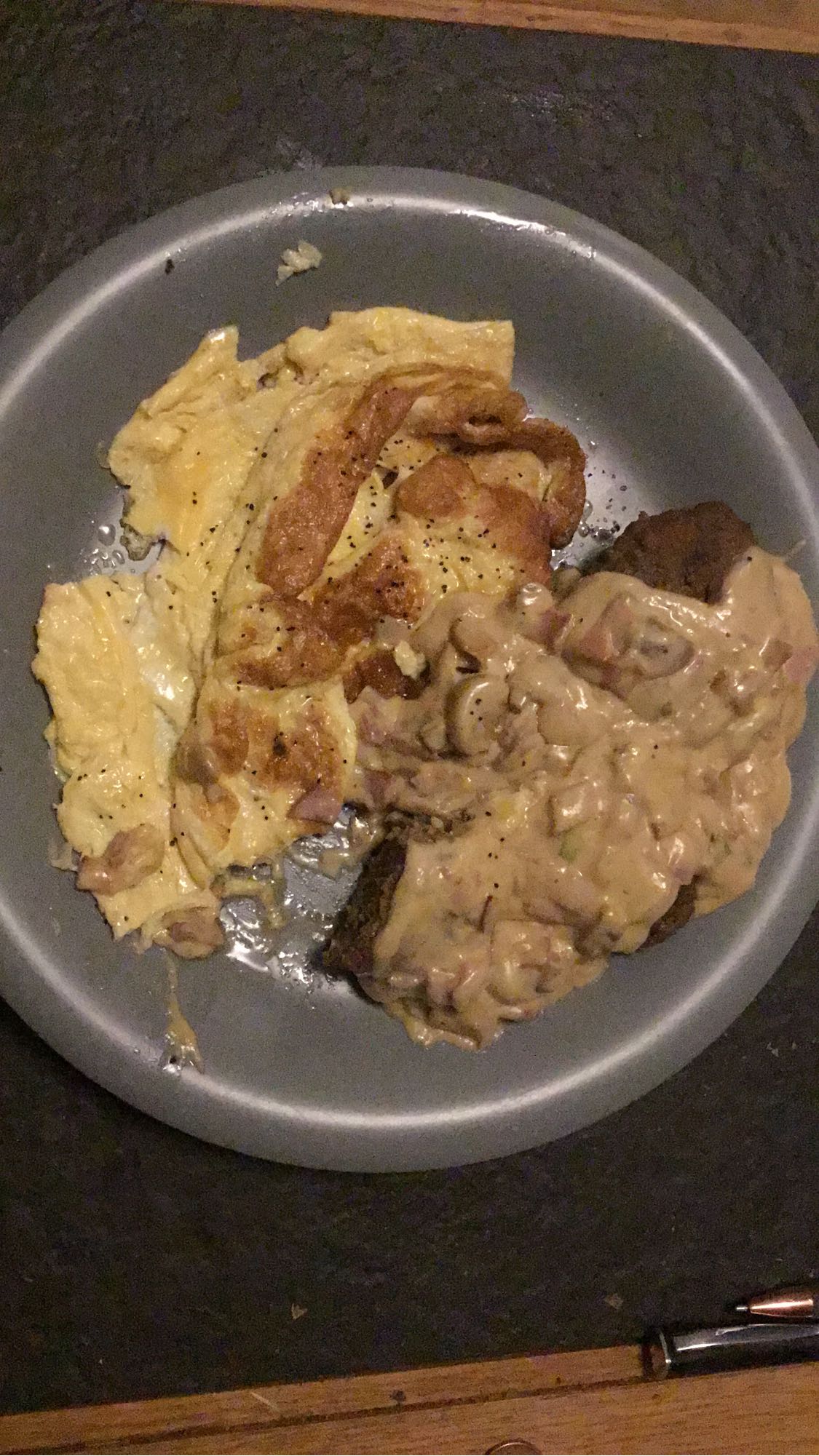 Omelett med kött och sås