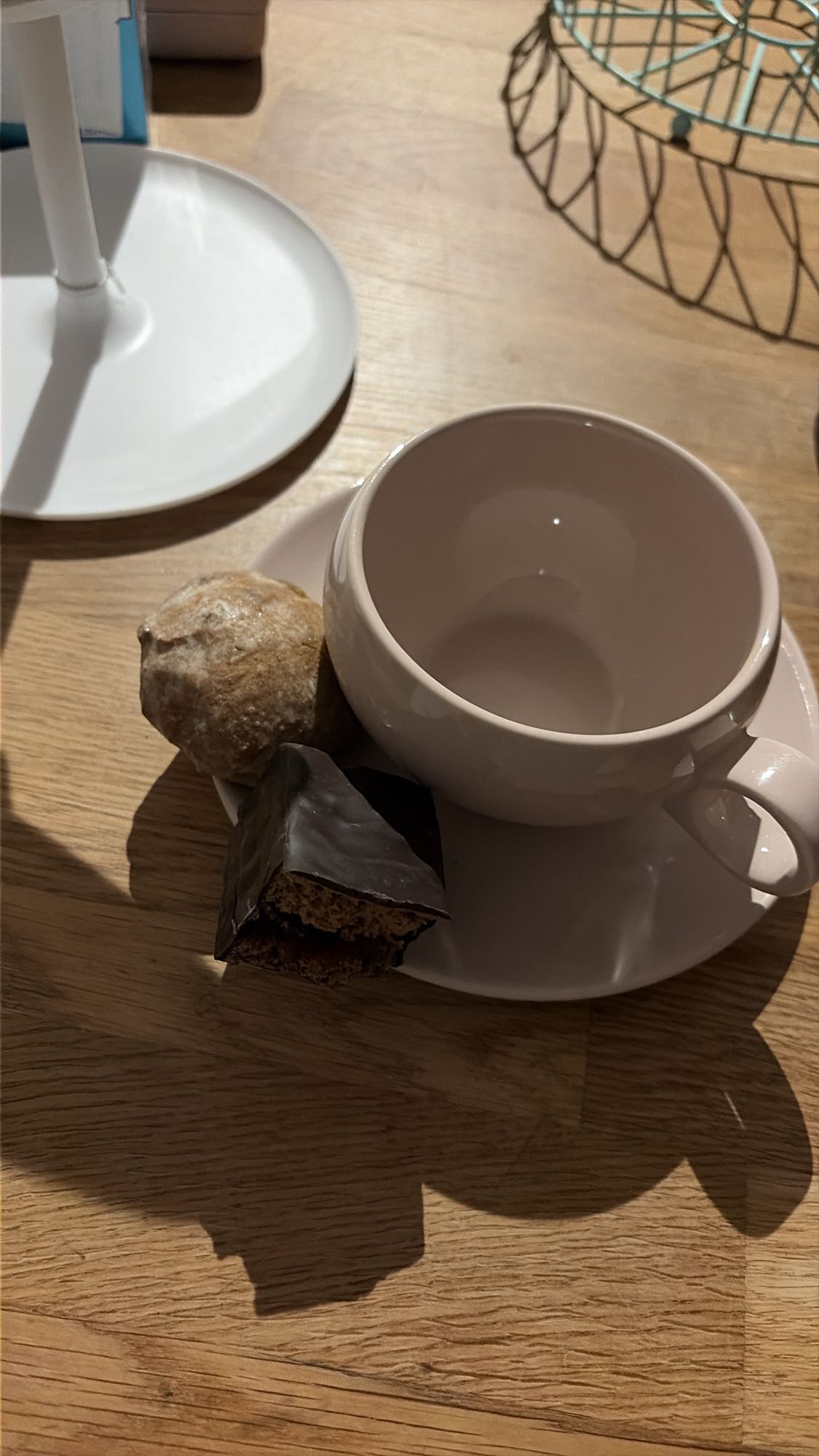 чай с пряником и пирожным