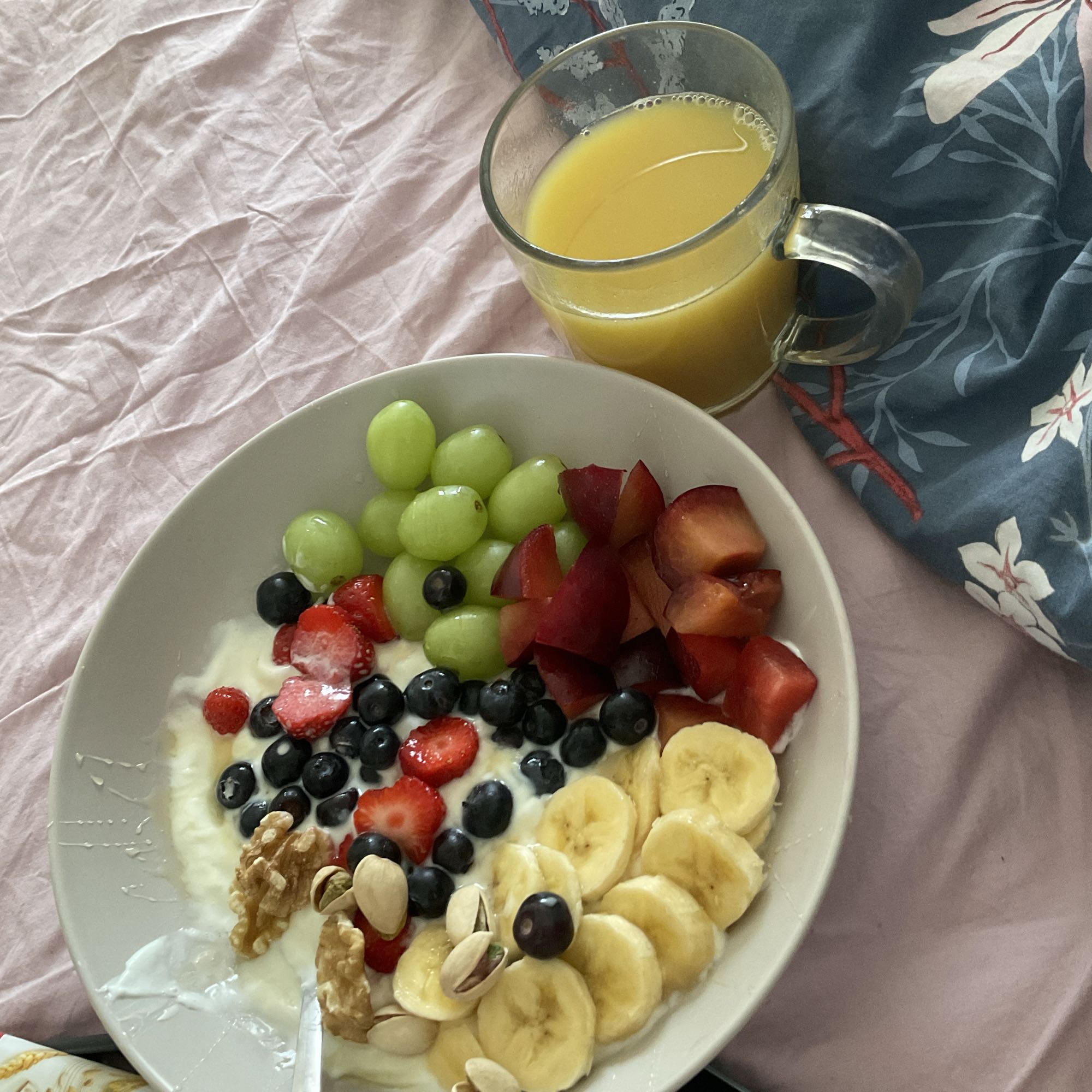 Bol de yaourt et fruits frais