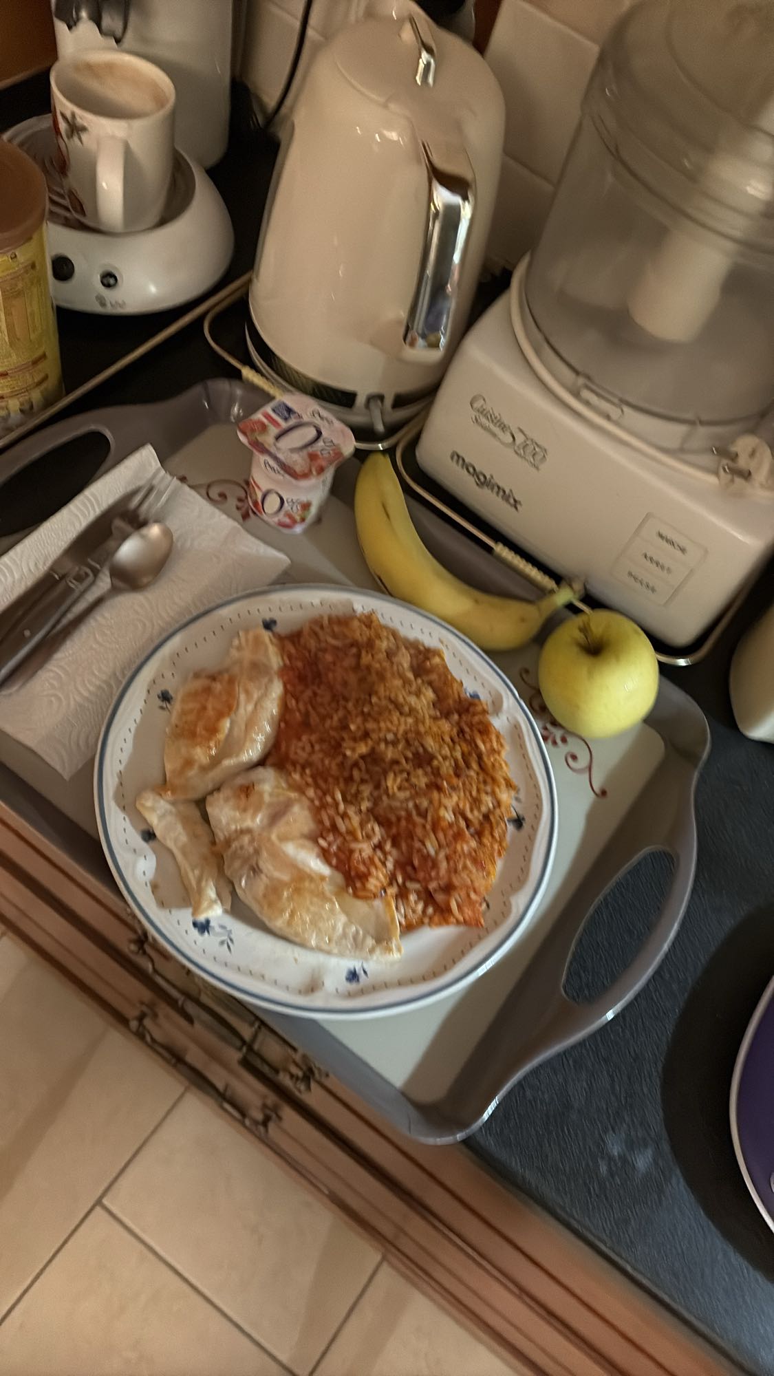 Poulet, riz, fruits, yaourt