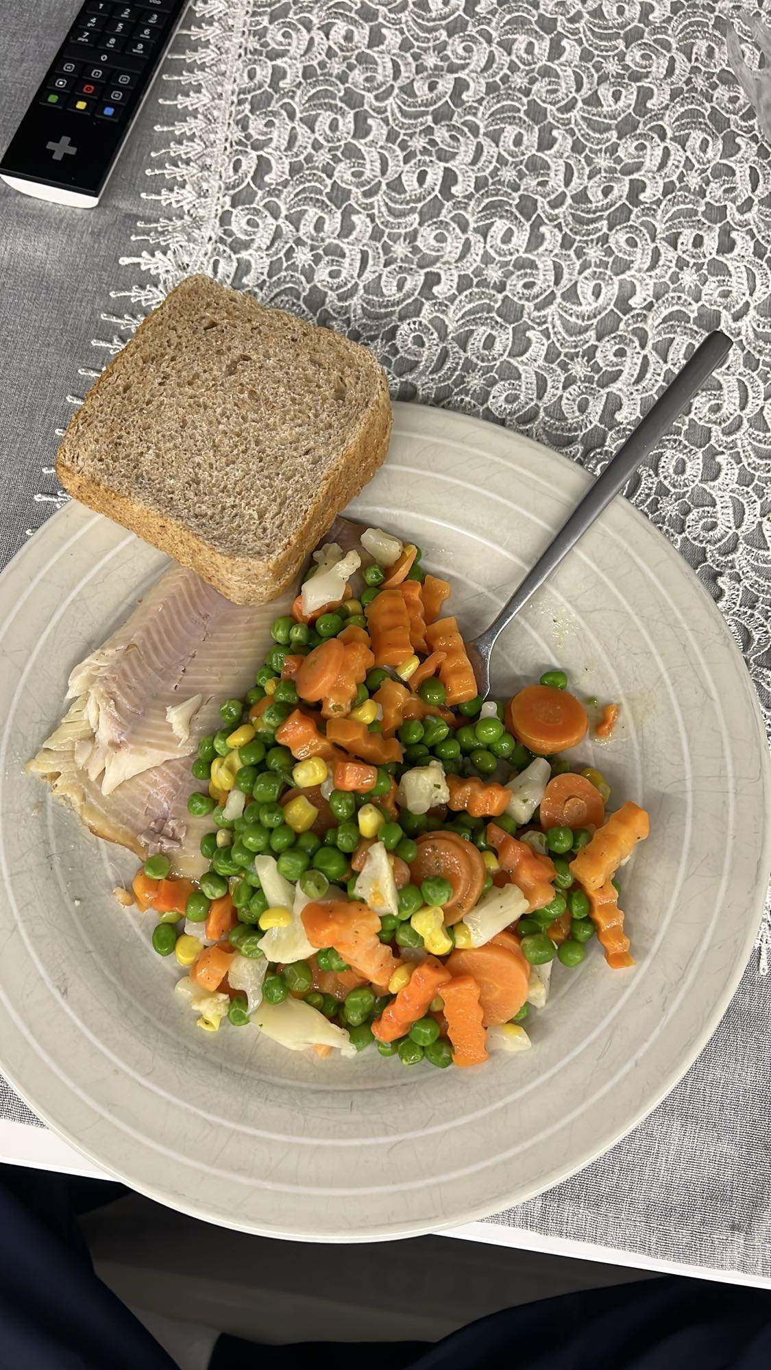 Ryba z warzywami i chlebem