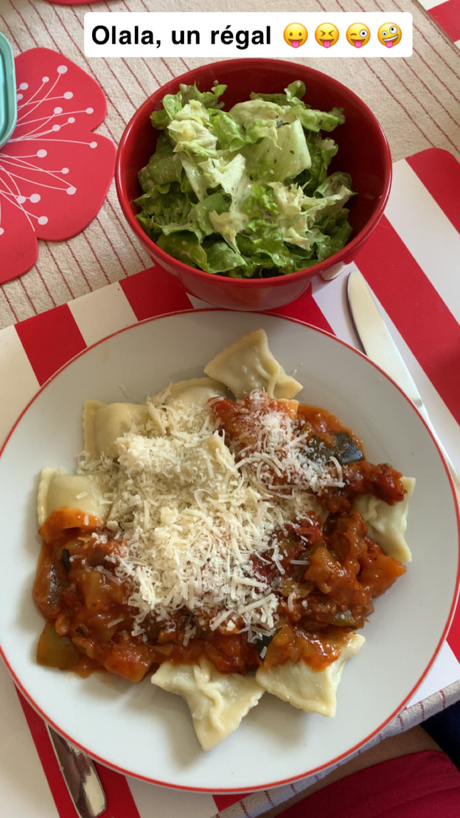 Raviolis sauce tomate et salade