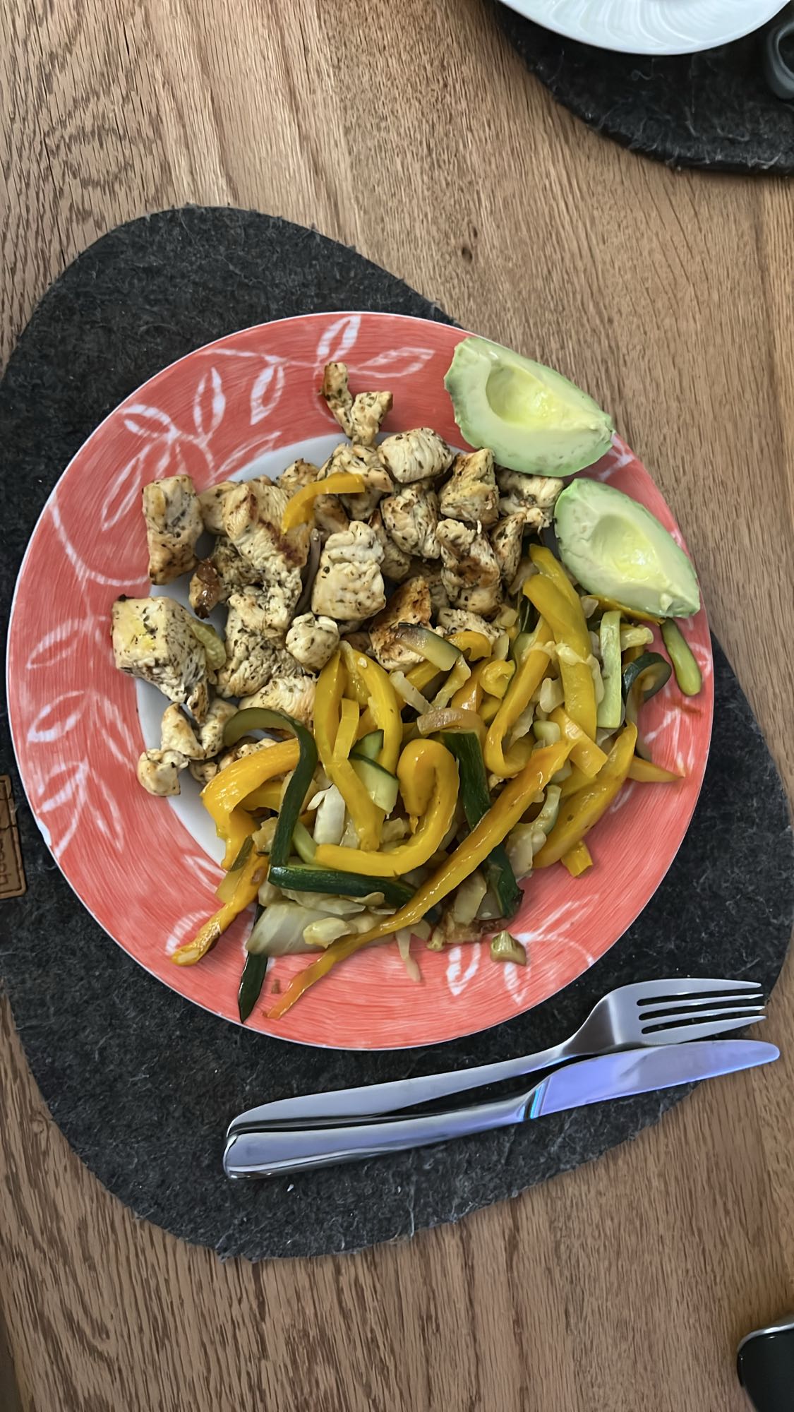 Kipfilet met groenten en avocado