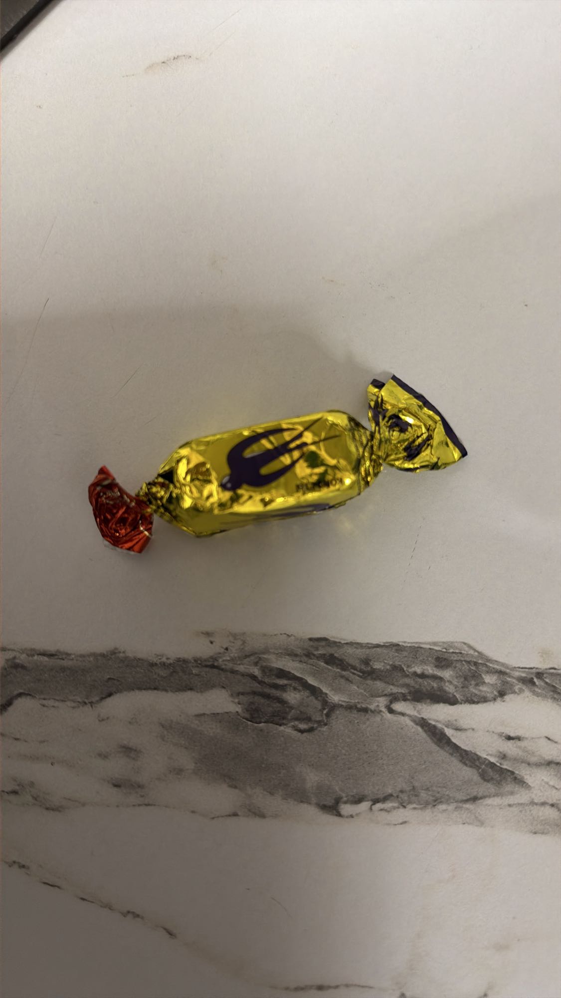 конфета в обёртке