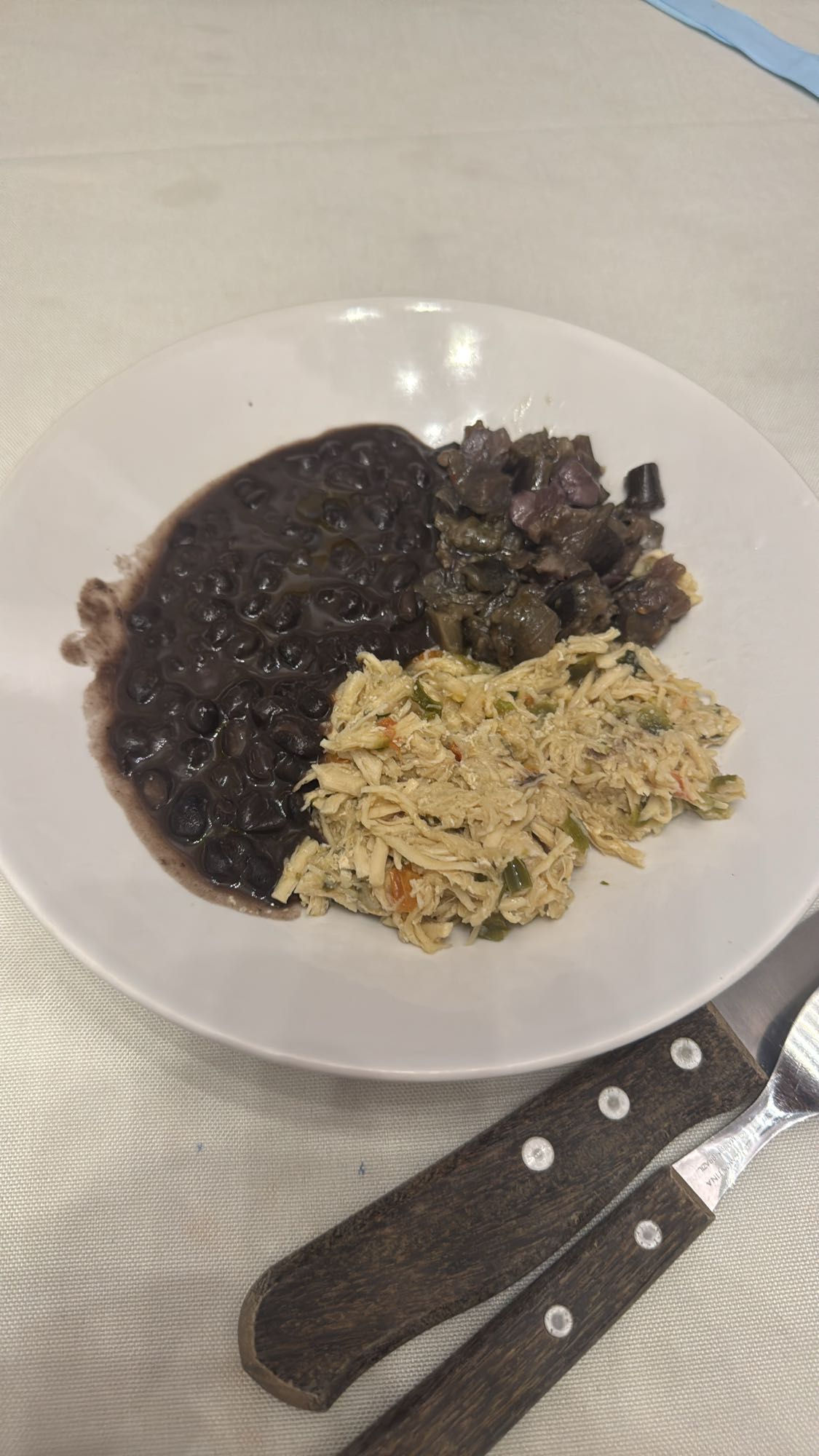 Frango desfiado, feijão e berinjela
