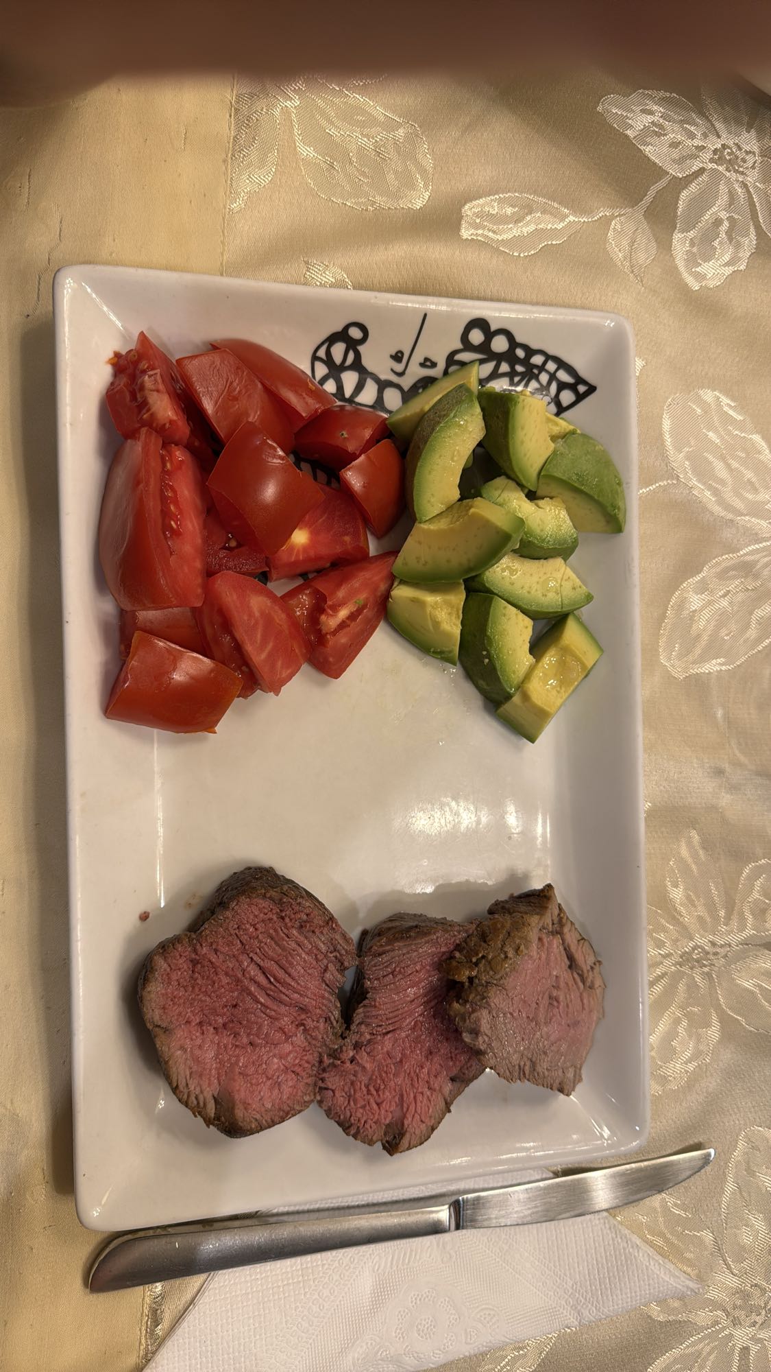 Carne con tomate y aguacate