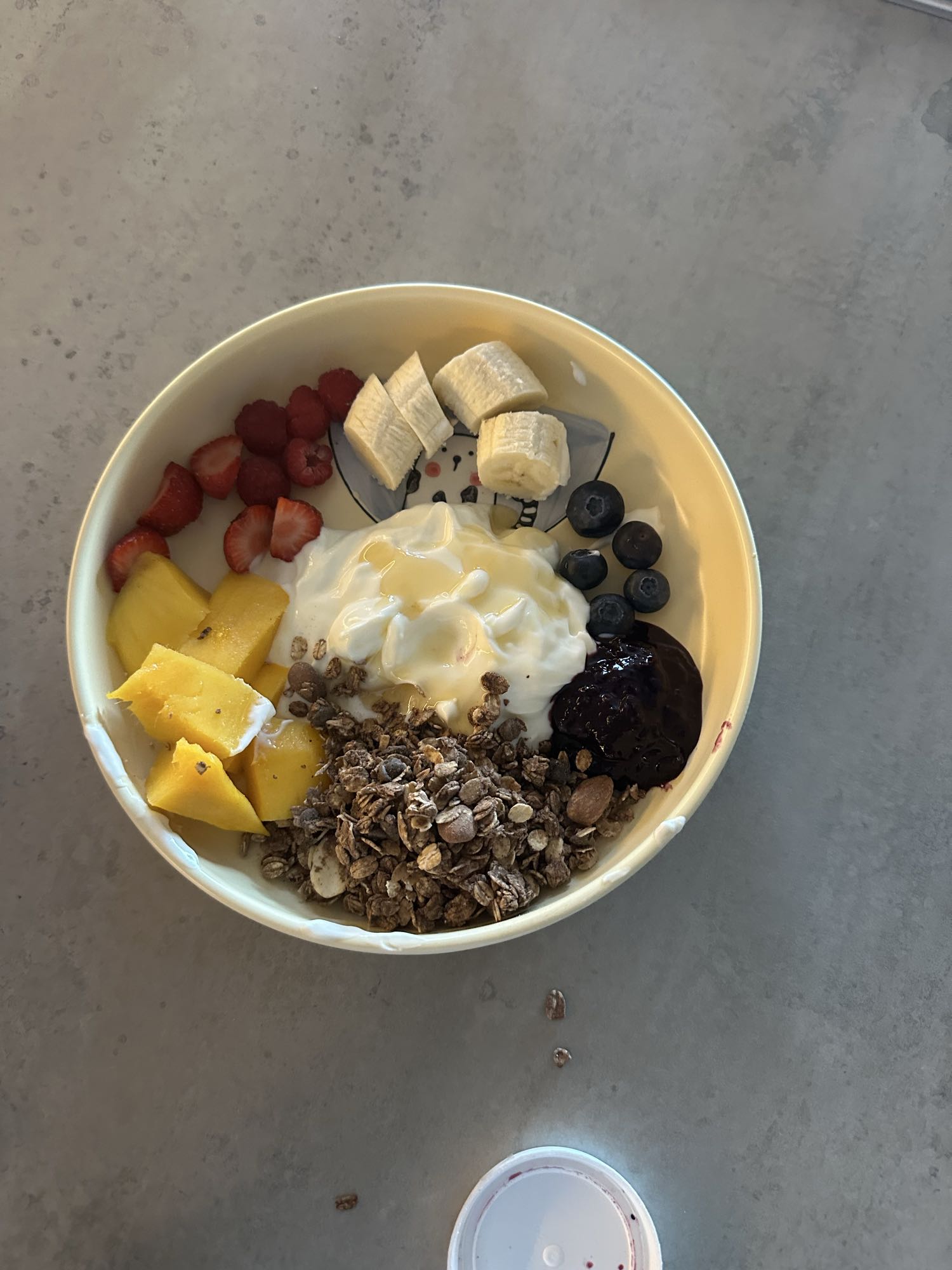Tazón de yogur y frutas