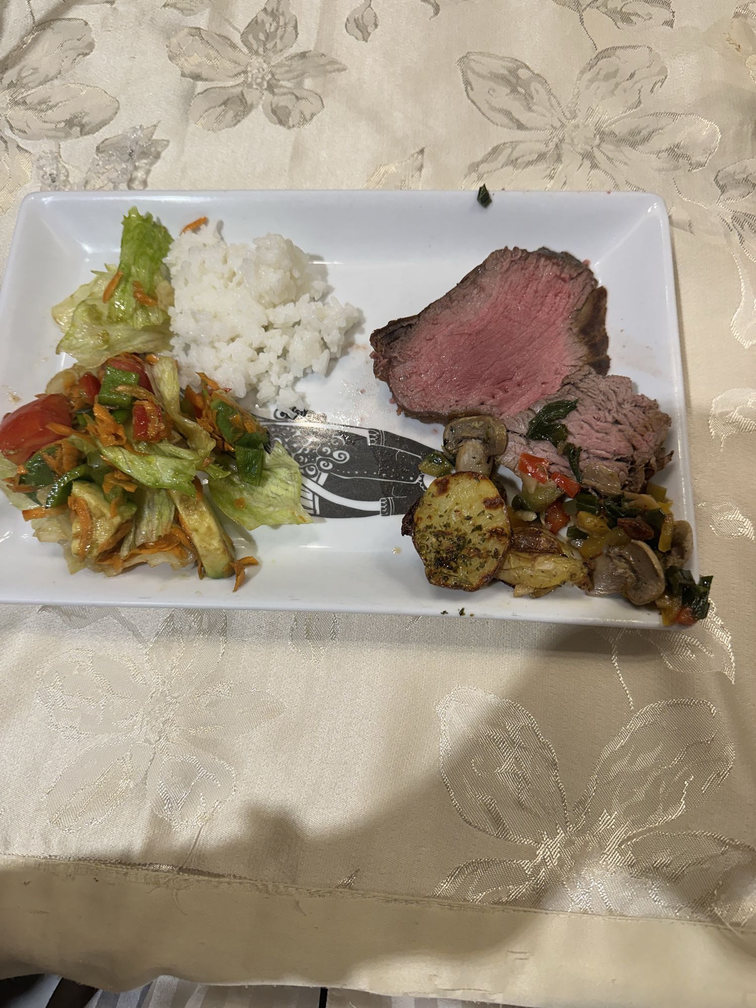 Carne, arroz y ensalada