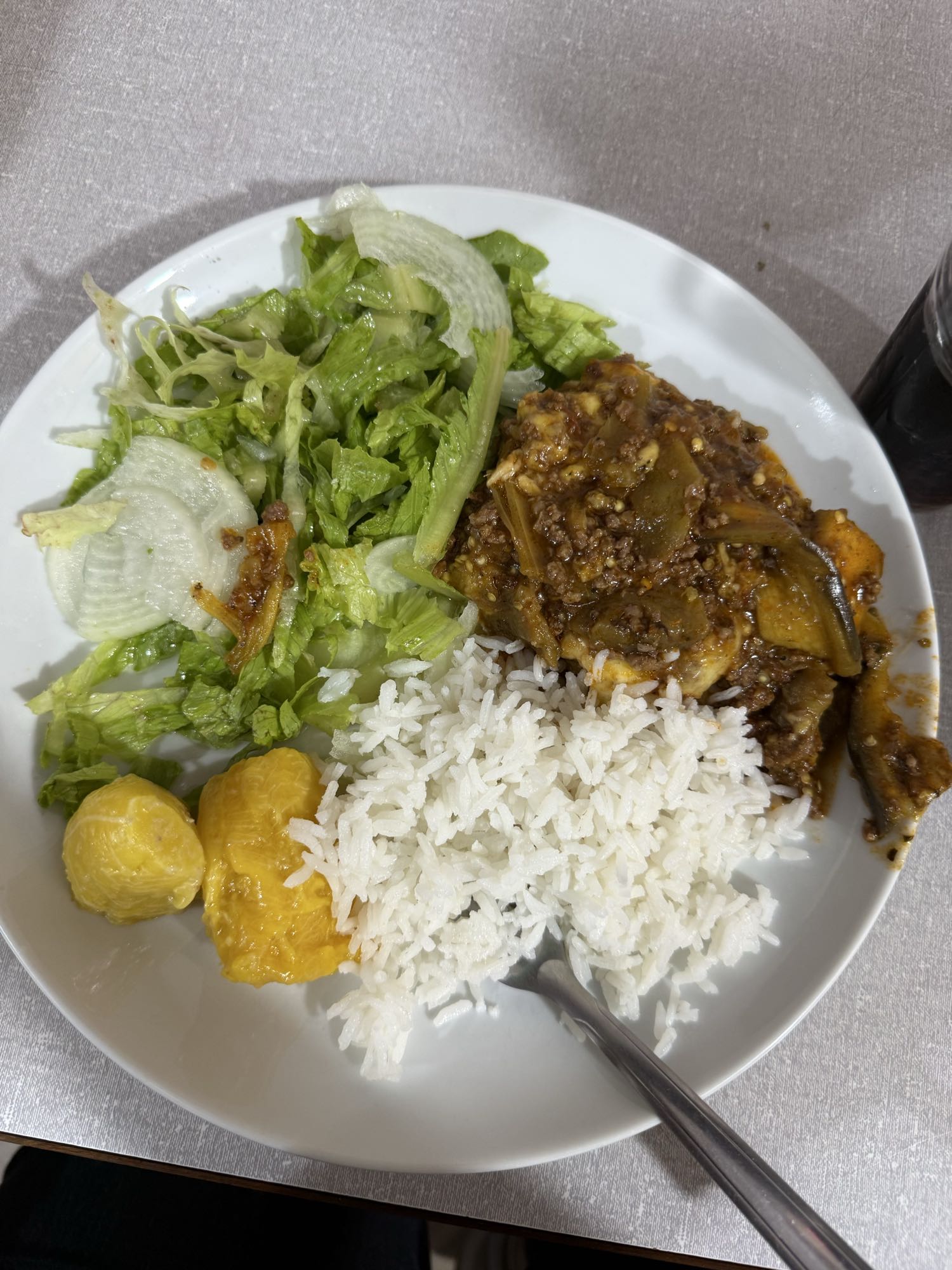 Arroz, carne moída e salada