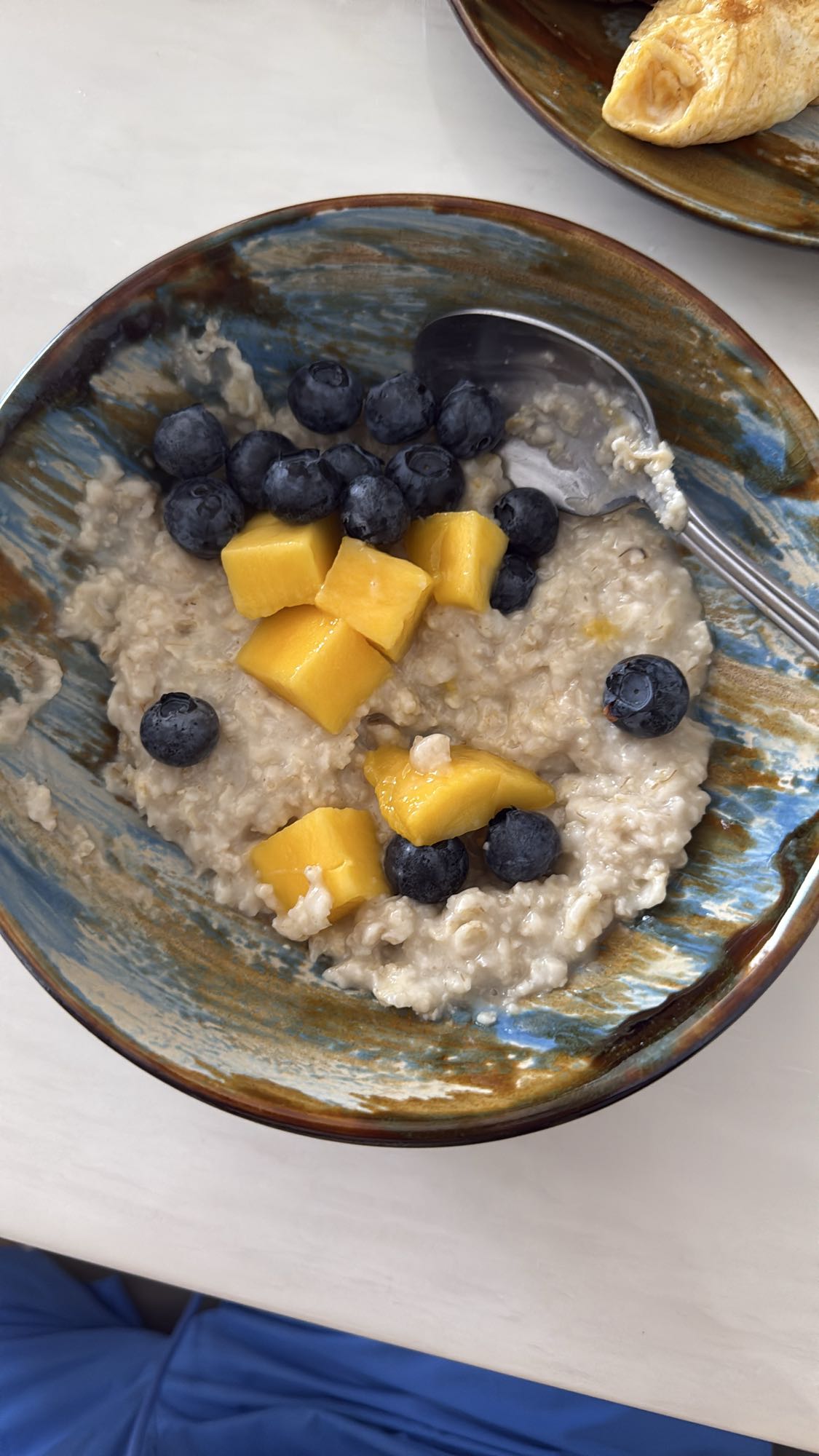 овсянка с манго и черникой
