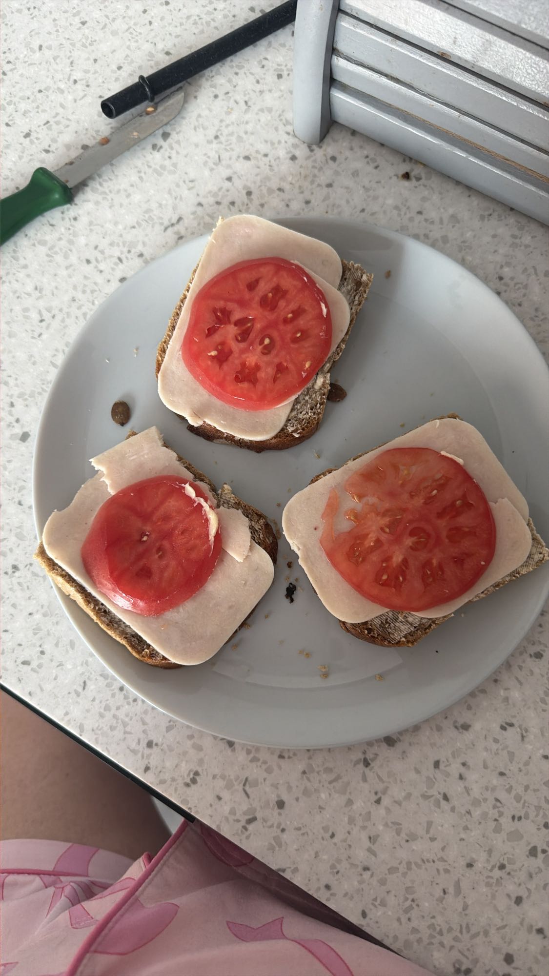 Kanapki z szynką i pomidorem