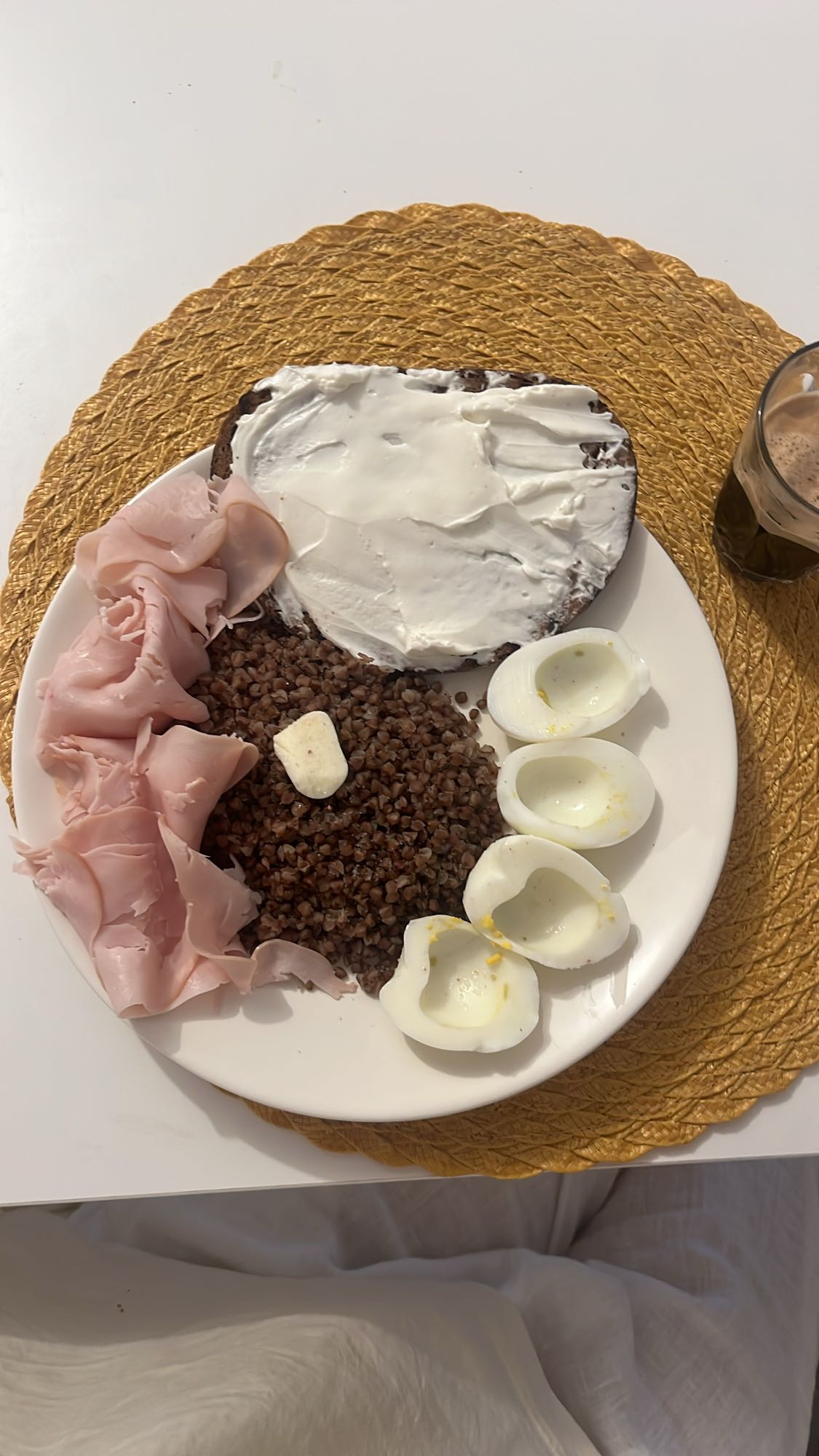 гречка, яйця, шинка, хліб