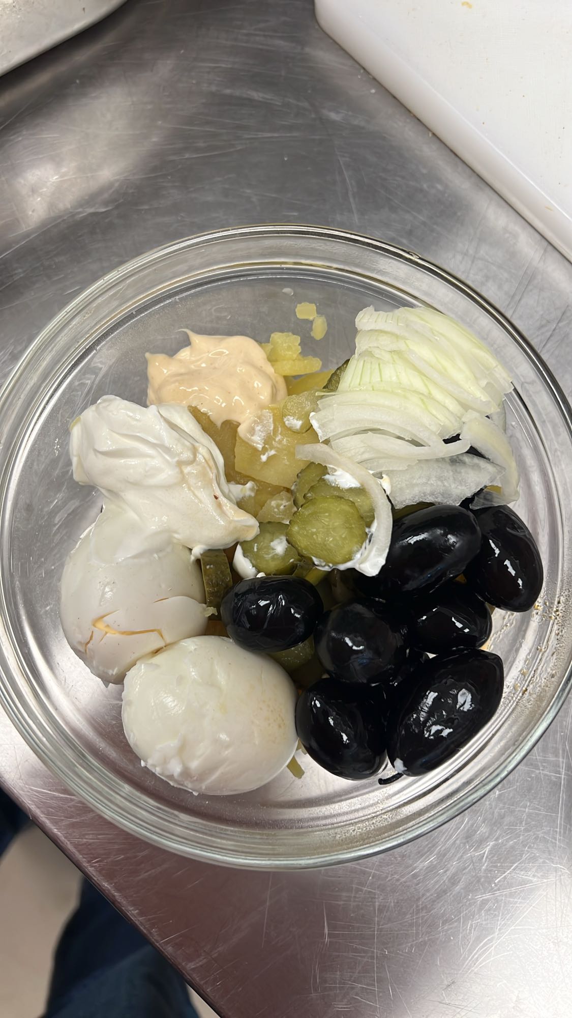 Salată cu ouă și măsline